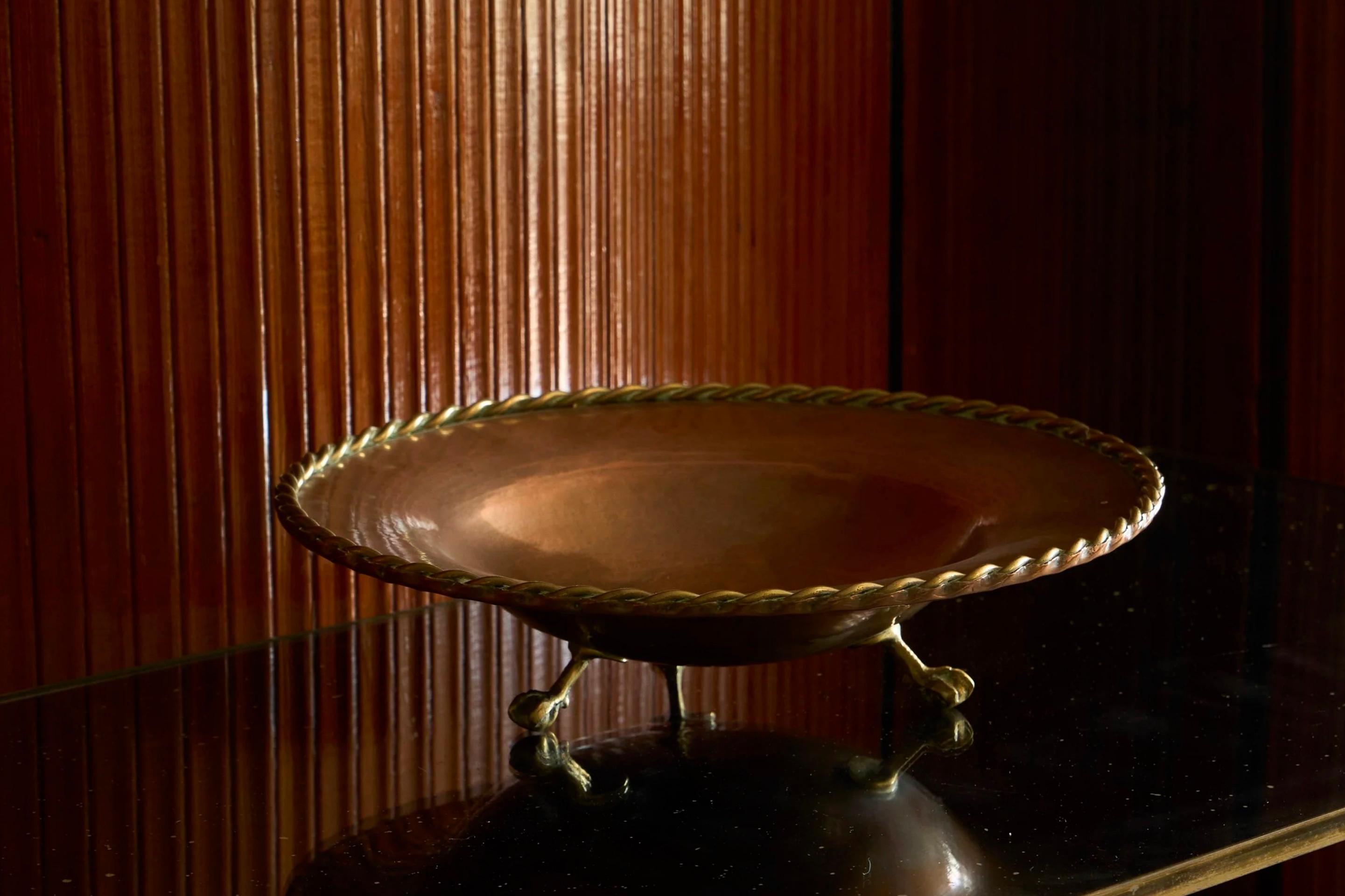 Large Raised Centerpiece Bowl with Braided Edge in Patinated Copper 1930s

Beautiful and rather large raised art deco centerpiece bowl which shows neoclassical influences. 

Raised on beautiful ‘animal’ feet and finished with a wonderful braided