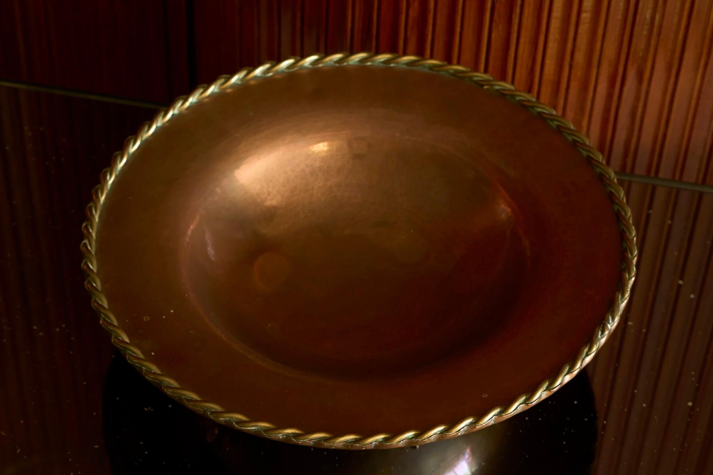 Hand-Crafted Large Raised Centerpiece Bowl with Braided Edge in Patinated Copper 1930s For Sale
