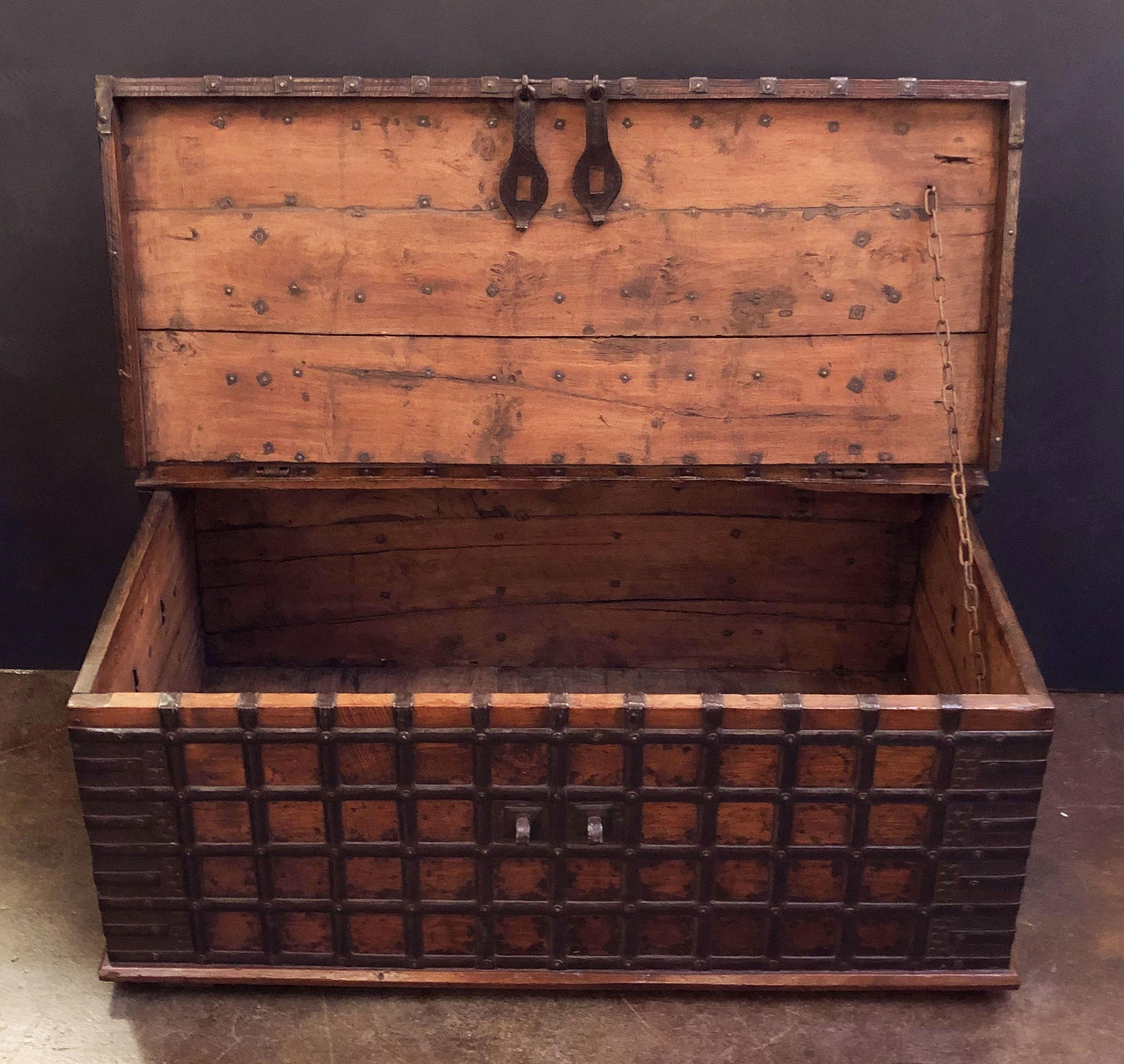 Large Rajasthan Trunk of Iron and Teak from British Colonial India 'The Raj' 4