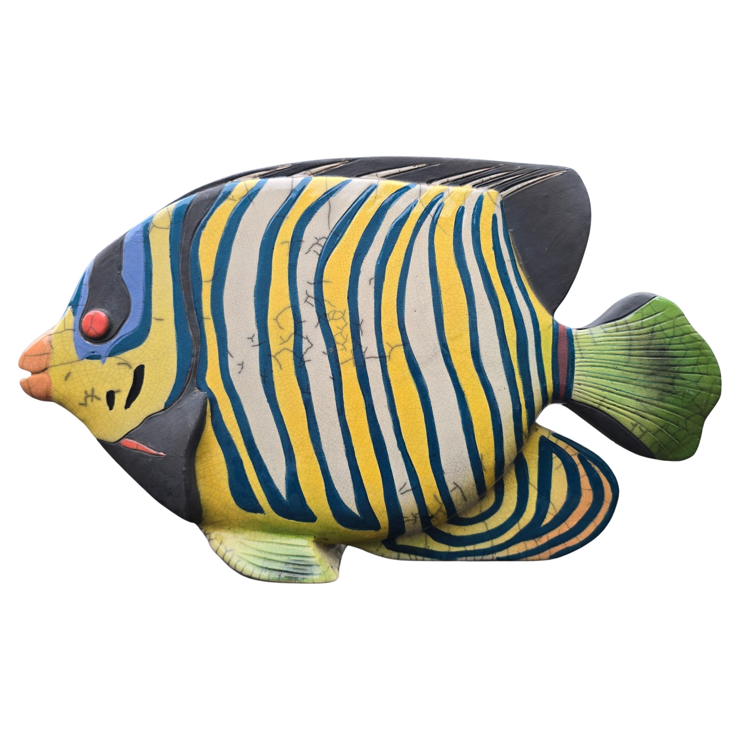 Scultura artigianale in ceramica raku a forma di pesce tropicale, opera di studio europea della fine del XX secolo. Forte presenza decorativa con smalti vivaci e la caratteristica texture a crepe.

Grande e accattivante scultura di pesce in