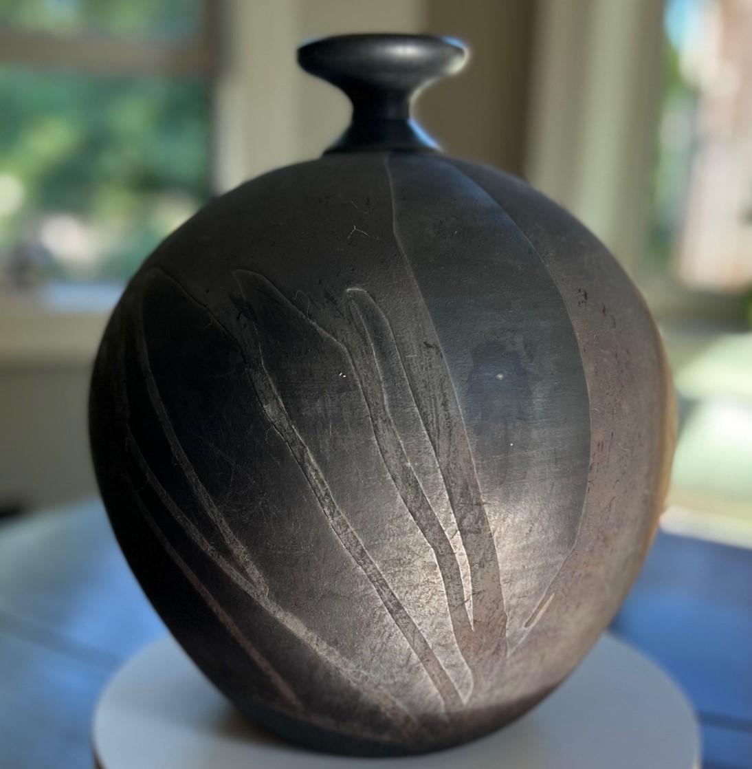 Gran vasija de cerámica de rakú de Andrew Berends

Este jarrón o recipiente de cerámica artística contemporánea está hecho a mano por el famoso ceramista de Vermont, Andrew Bernends. La pieza. está firmada en la base del recipiente.

La superficie
