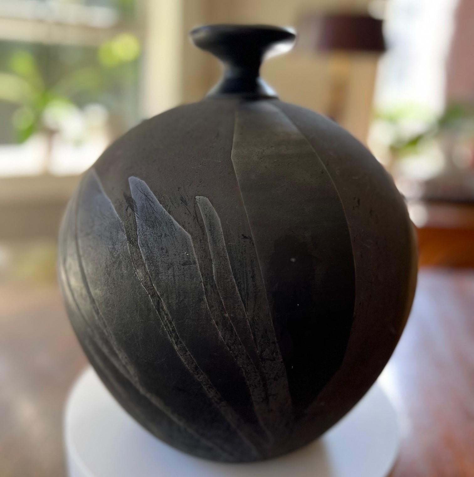 Gran vasija de cerámica de rakú de Andrew Berends Arcilla en venta