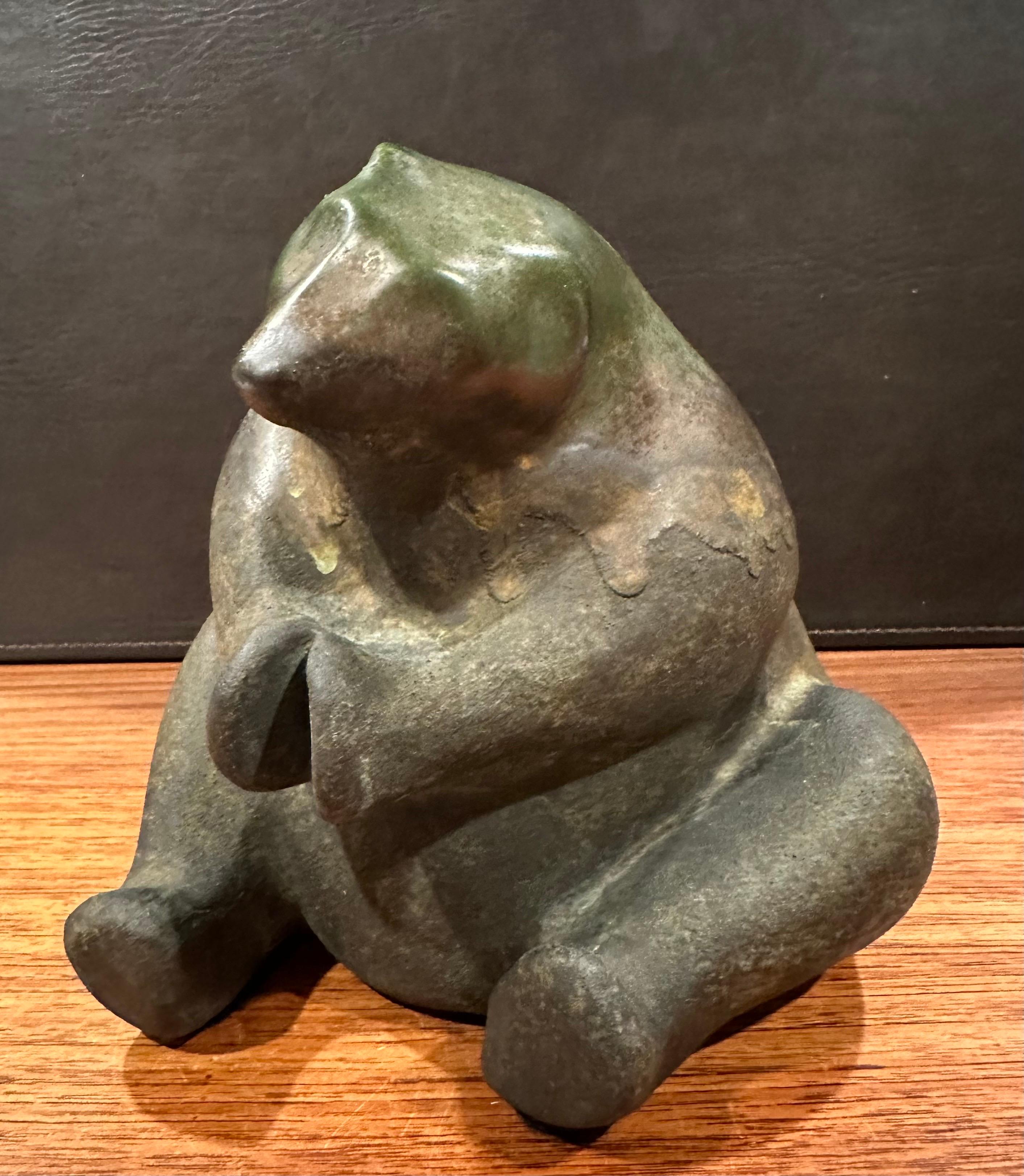 Grande orso in ceramica Raku di Tony Evans in vendita 4