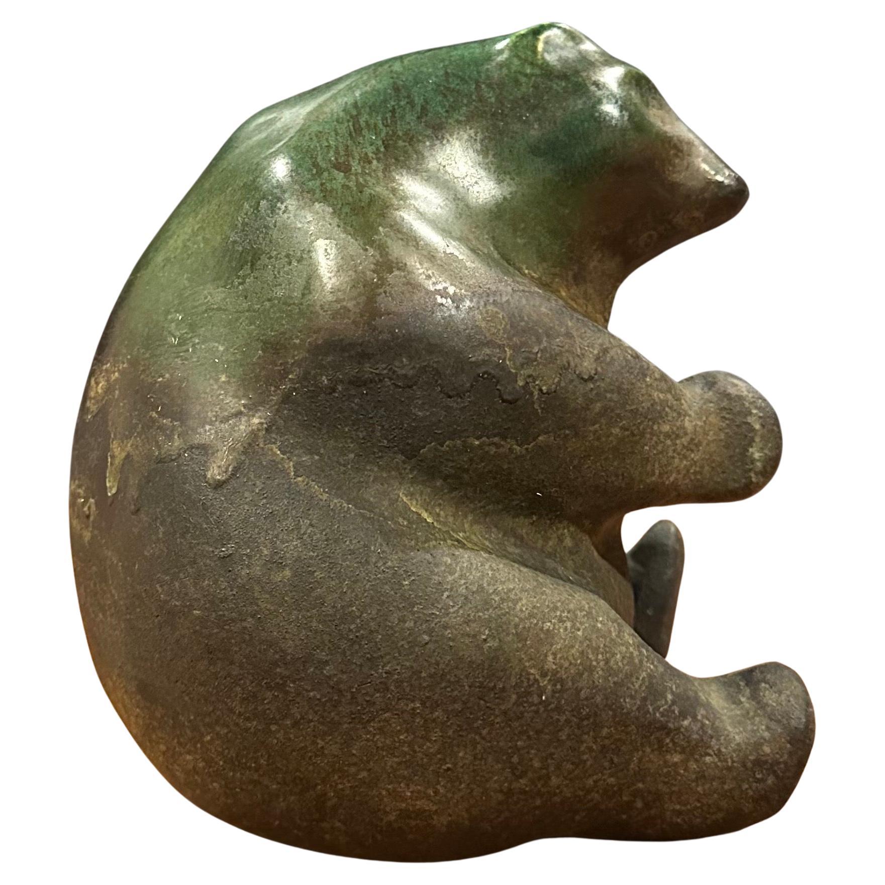 Un grande orso seduto in ceramica raku di Tony Evans, degli anni '70 circa. Il pezzo è firmato sul lato inferiore ed è estremamente ben lavorato; ha meravigliosi colori verdi e marroni e un interessante lavoro di smaltatura.  L'orso è in ottime
