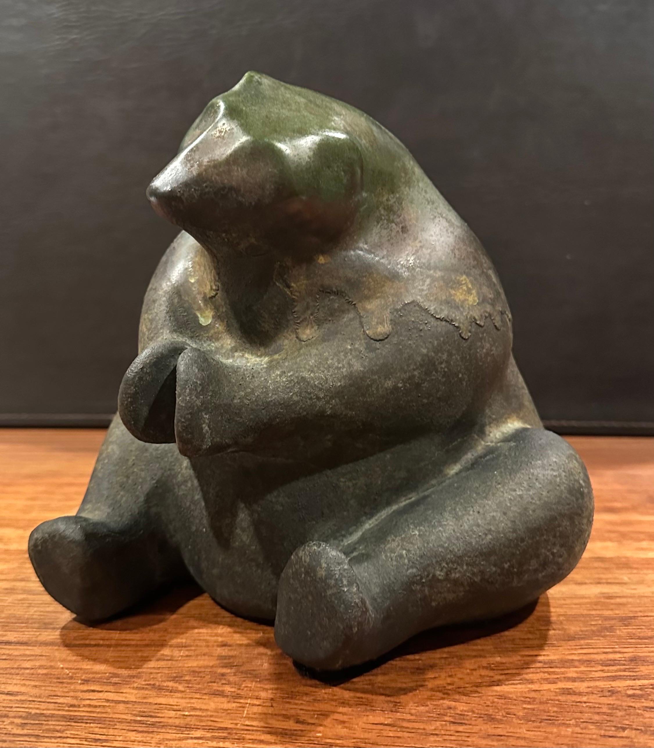 XX secolo Grande orso in ceramica Raku di Tony Evans in vendita