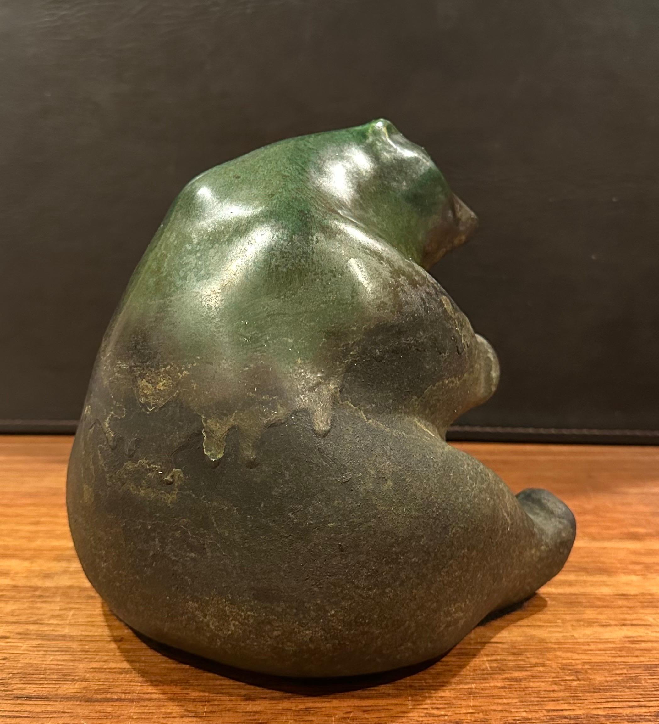 Terracotta Grande orso in ceramica Raku di Tony Evans in vendita