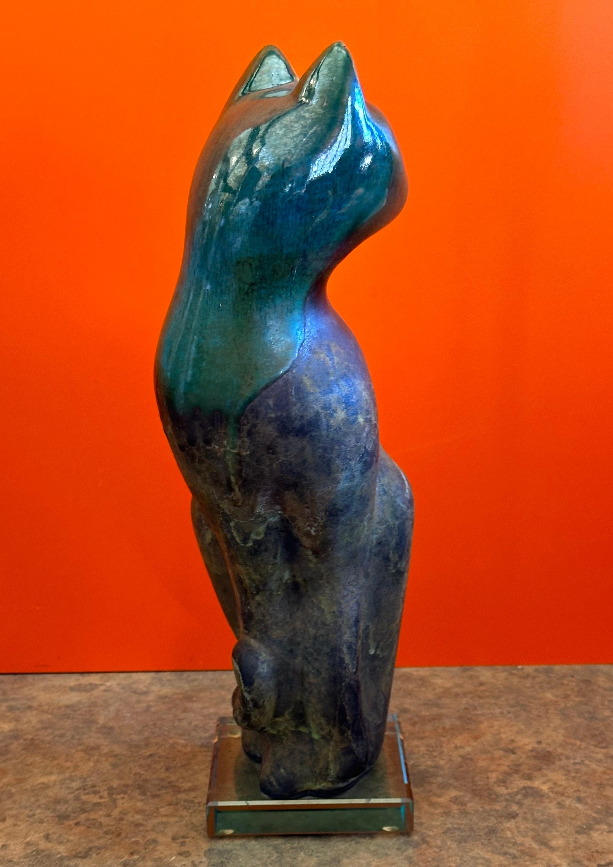 Große Raku-Keramikkatze auf Lucite-Sockel von Tony Evans im Angebot 2