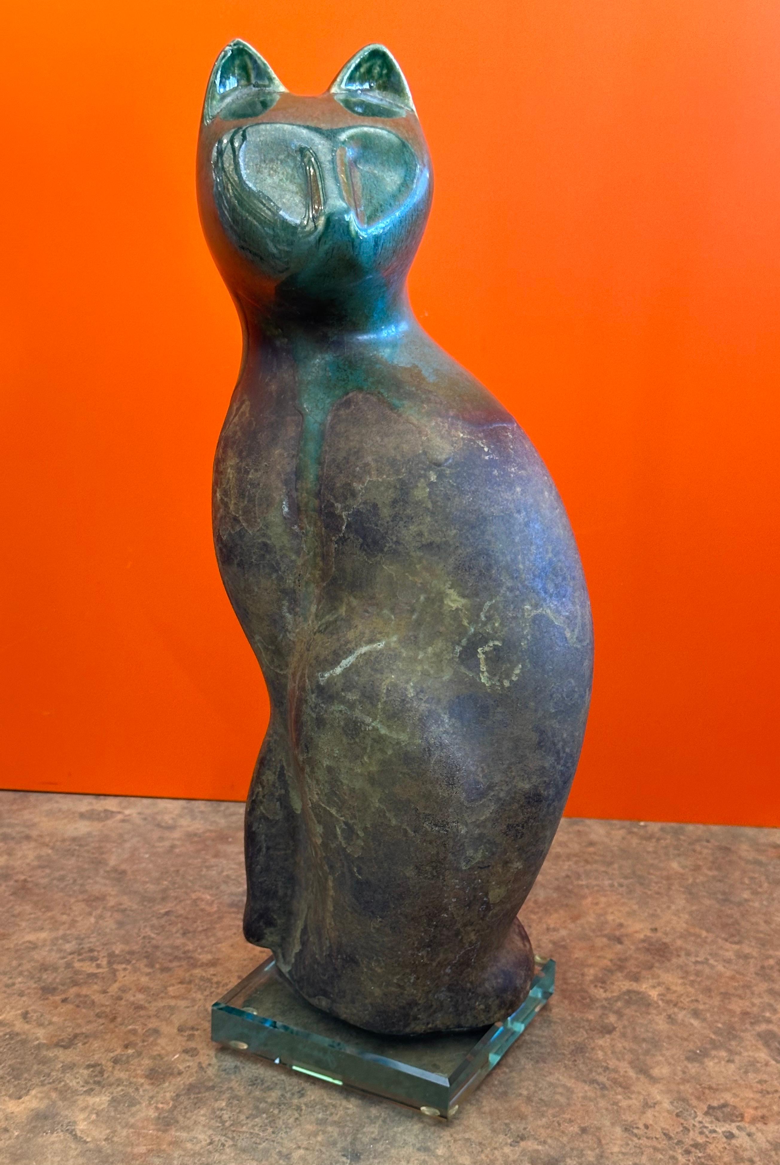 Große Raku-Keramikkatze auf Lucite-Sockel von Tony Evans im Angebot 3
