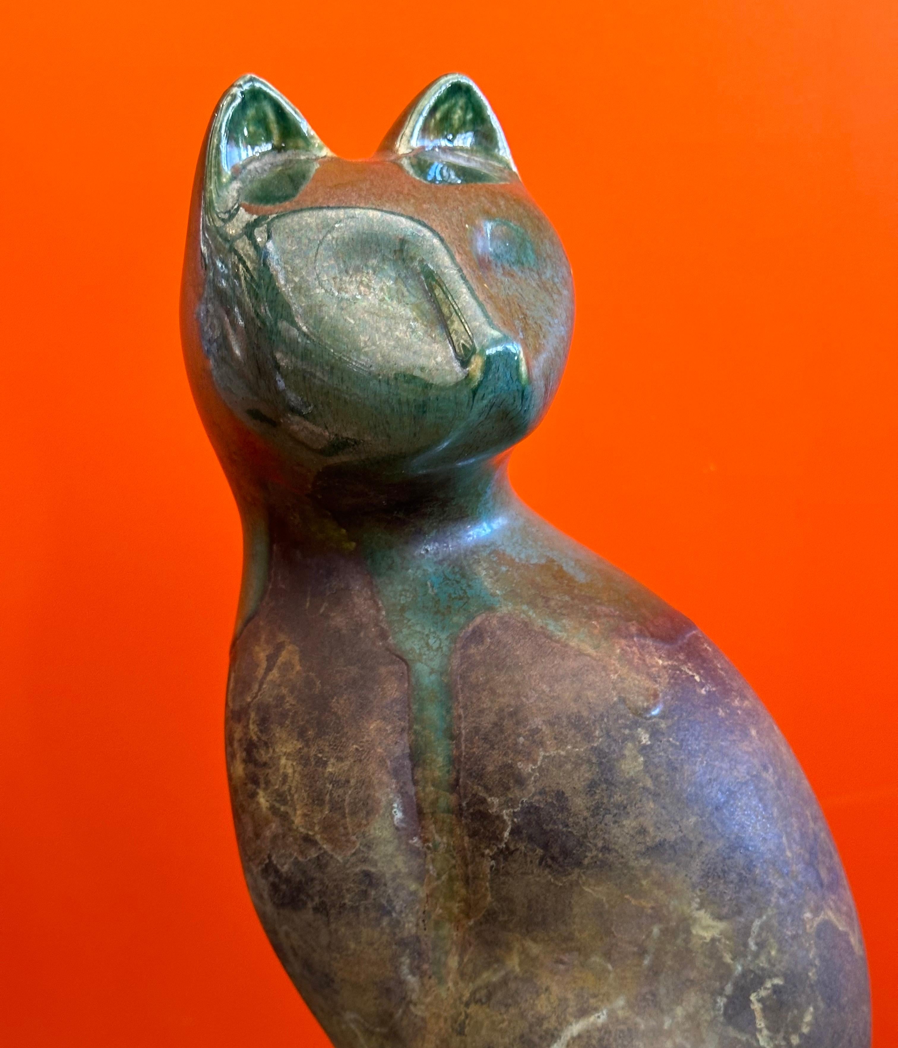 Große Raku-Keramikkatze auf Lucite-Sockel von Tony Evans im Angebot 4