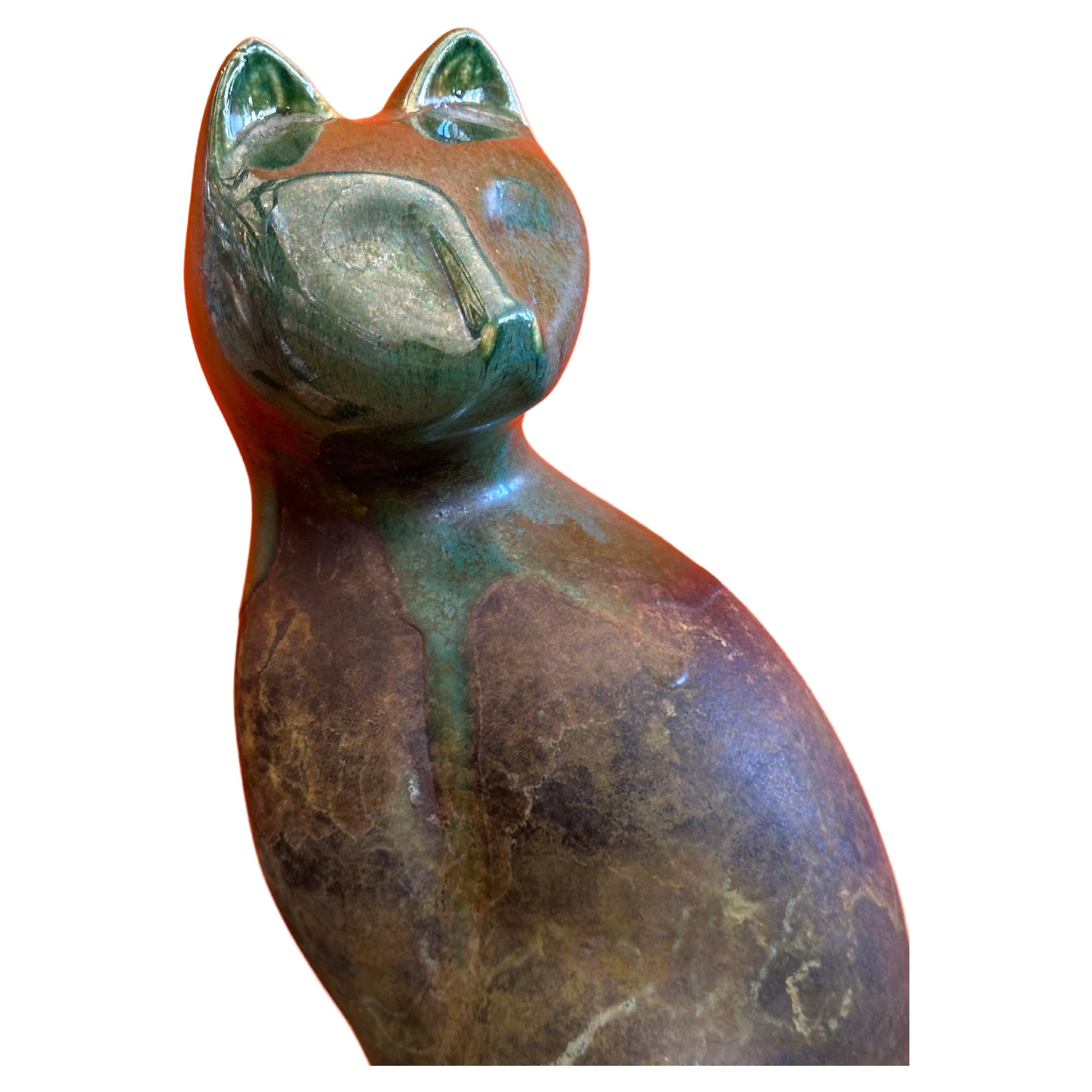 Große Raku-Keramikkatze auf Lucite-Sockel von Tony Evans (Postmoderne) im Angebot