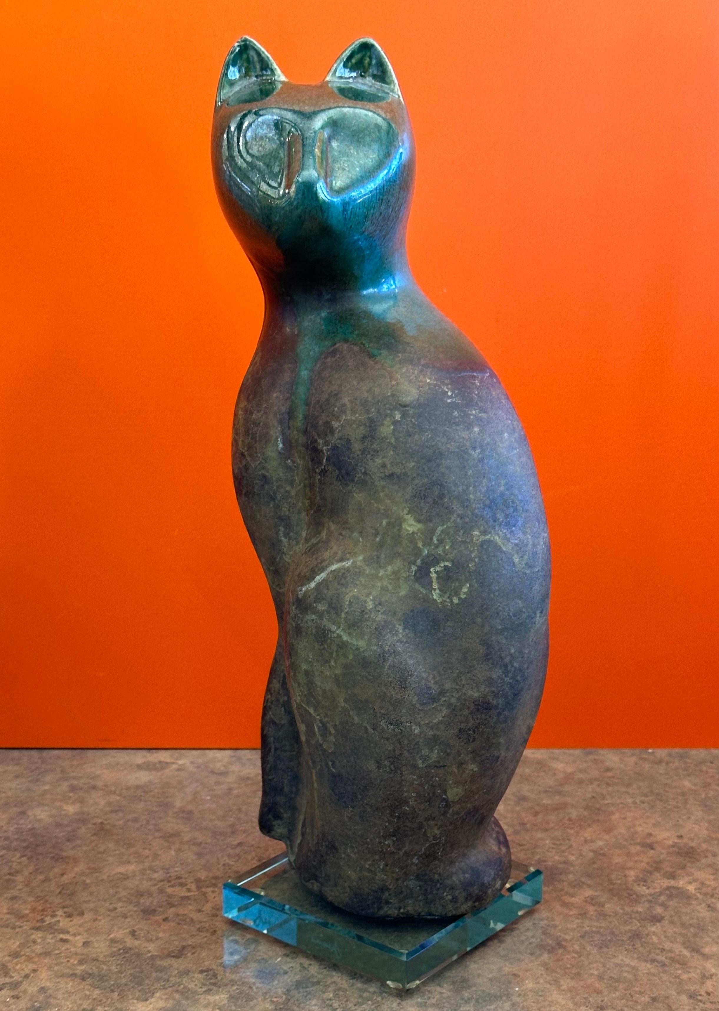 Große Raku-Keramikkatze auf Lucite-Sockel von Tony Evans (amerikanisch) im Angebot