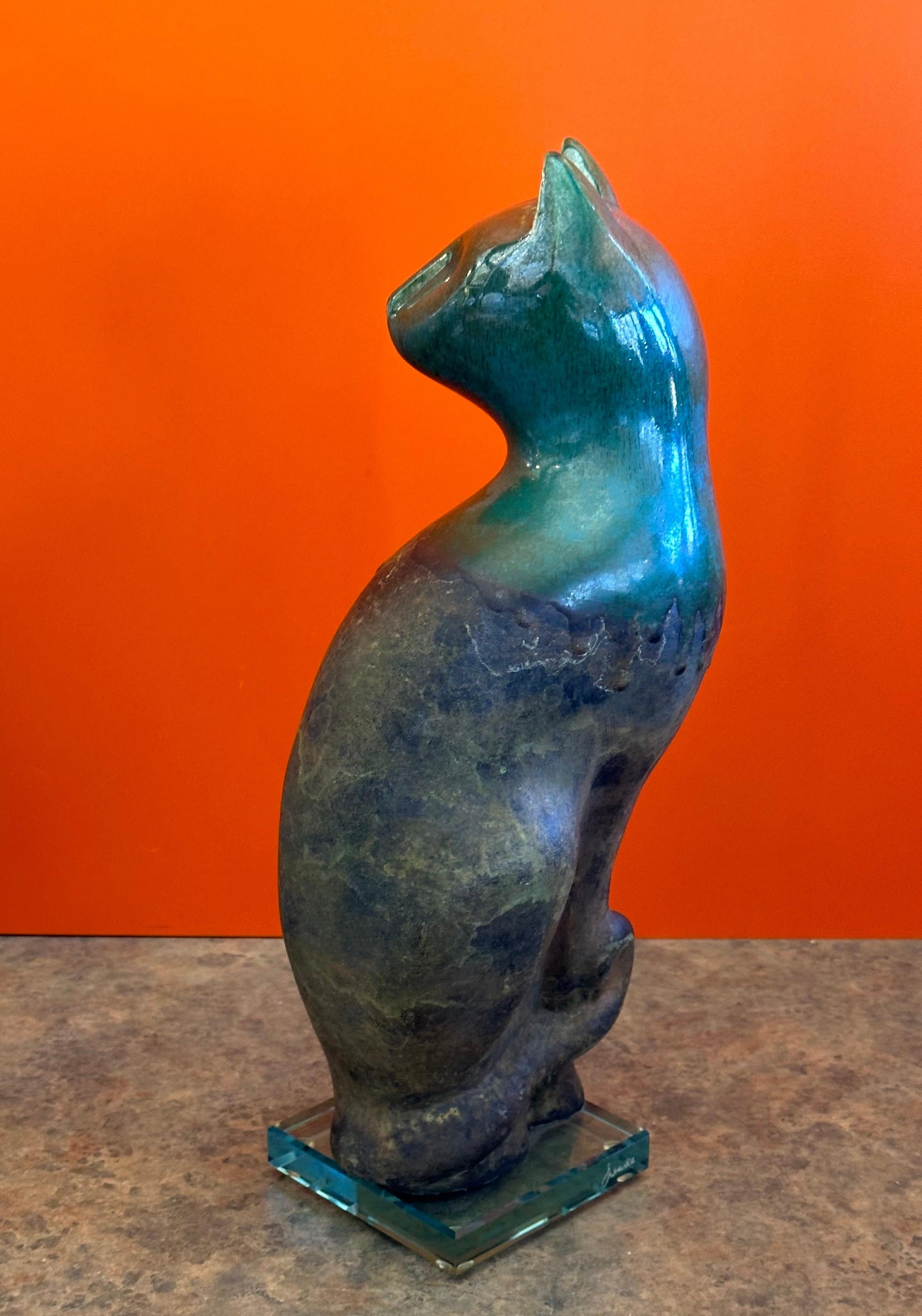 Große Raku-Keramikkatze auf Lucite-Sockel von Tony Evans im Zustand „Gut“ im Angebot in San Diego, CA