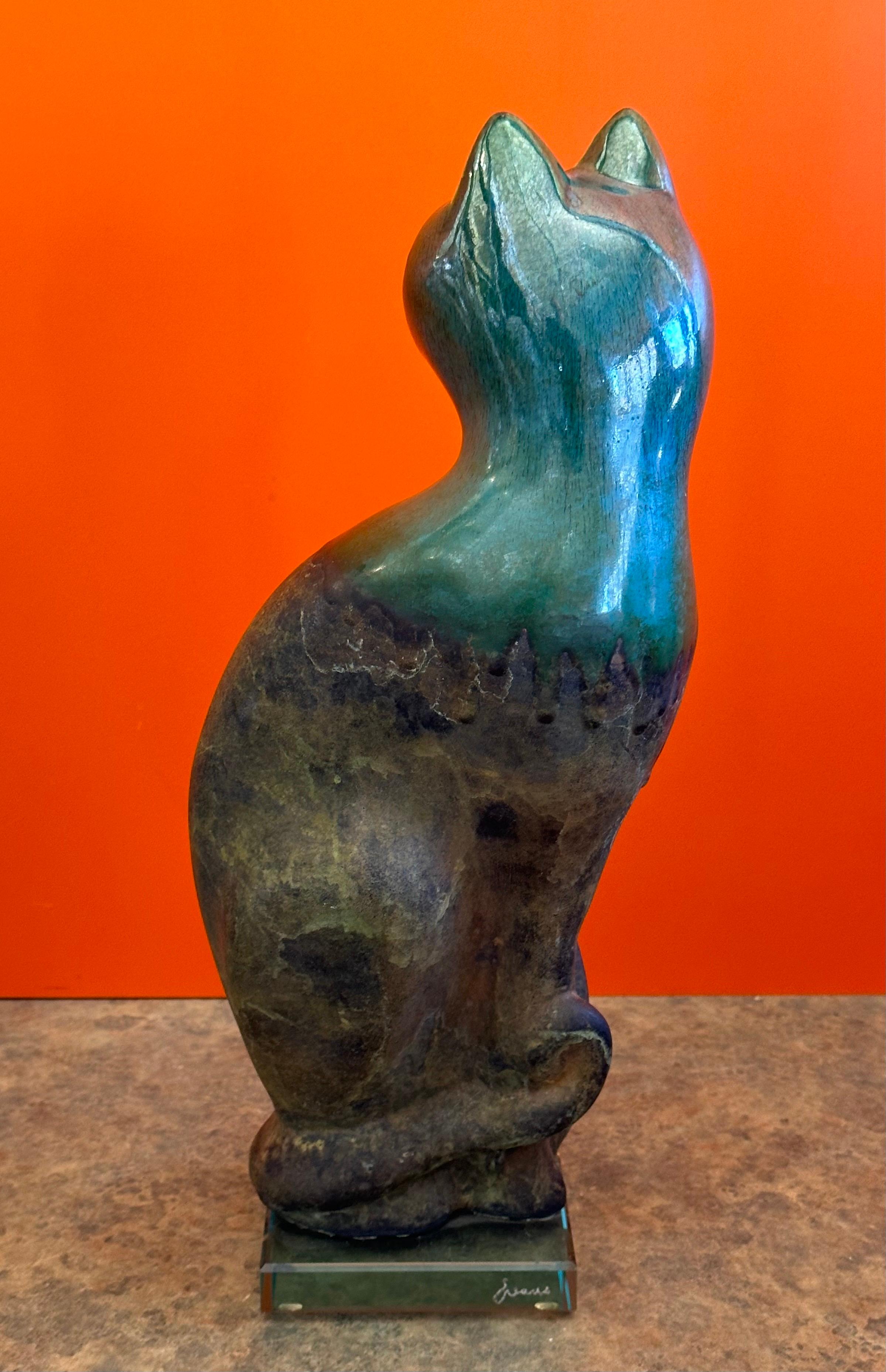 Große Raku-Keramikkatze auf Lucite-Sockel von Tony Evans (20. Jahrhundert) im Angebot