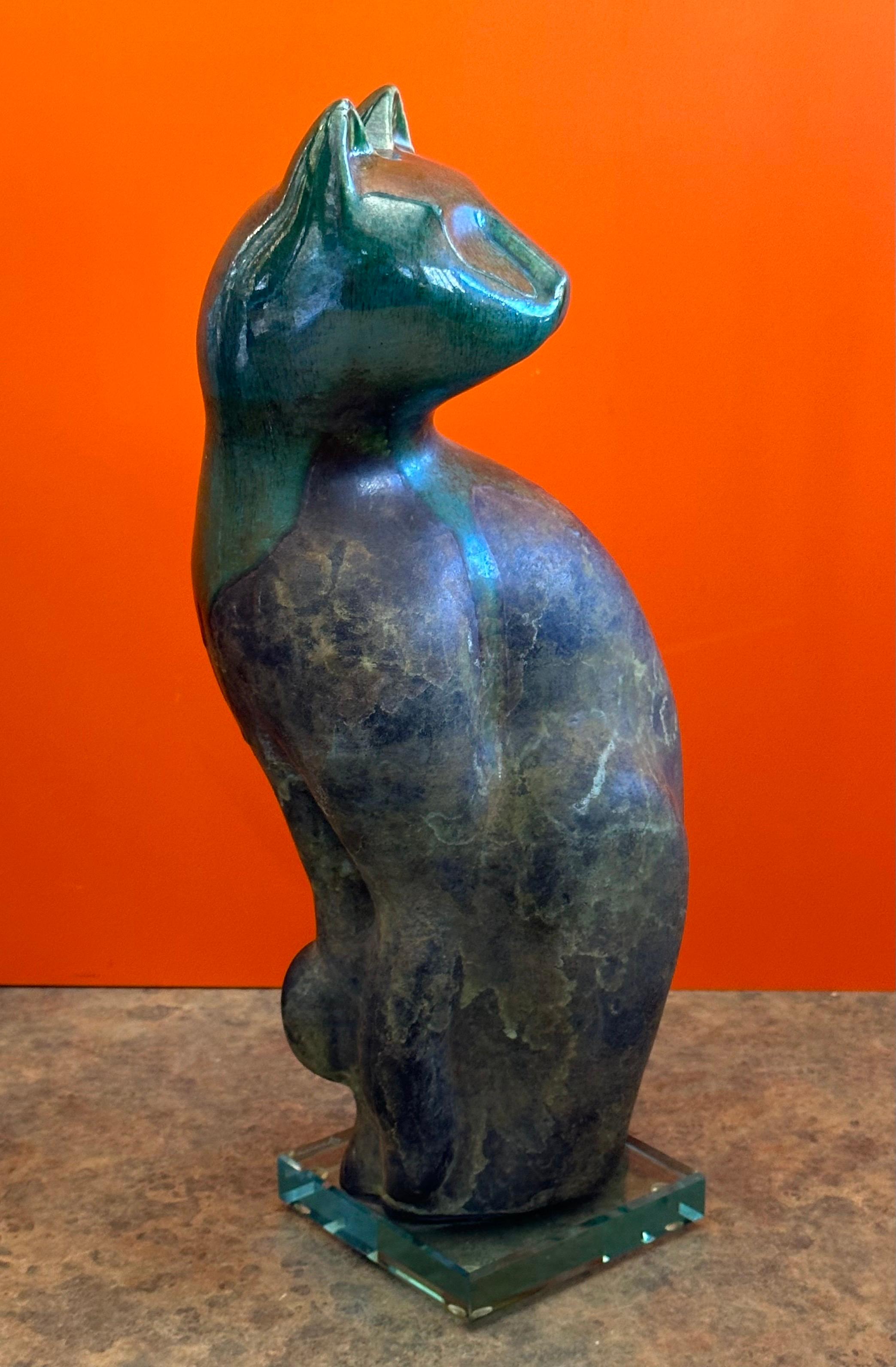 Große Raku-Keramikkatze auf Lucite-Sockel von Tony Evans (Töpferwaren) im Angebot