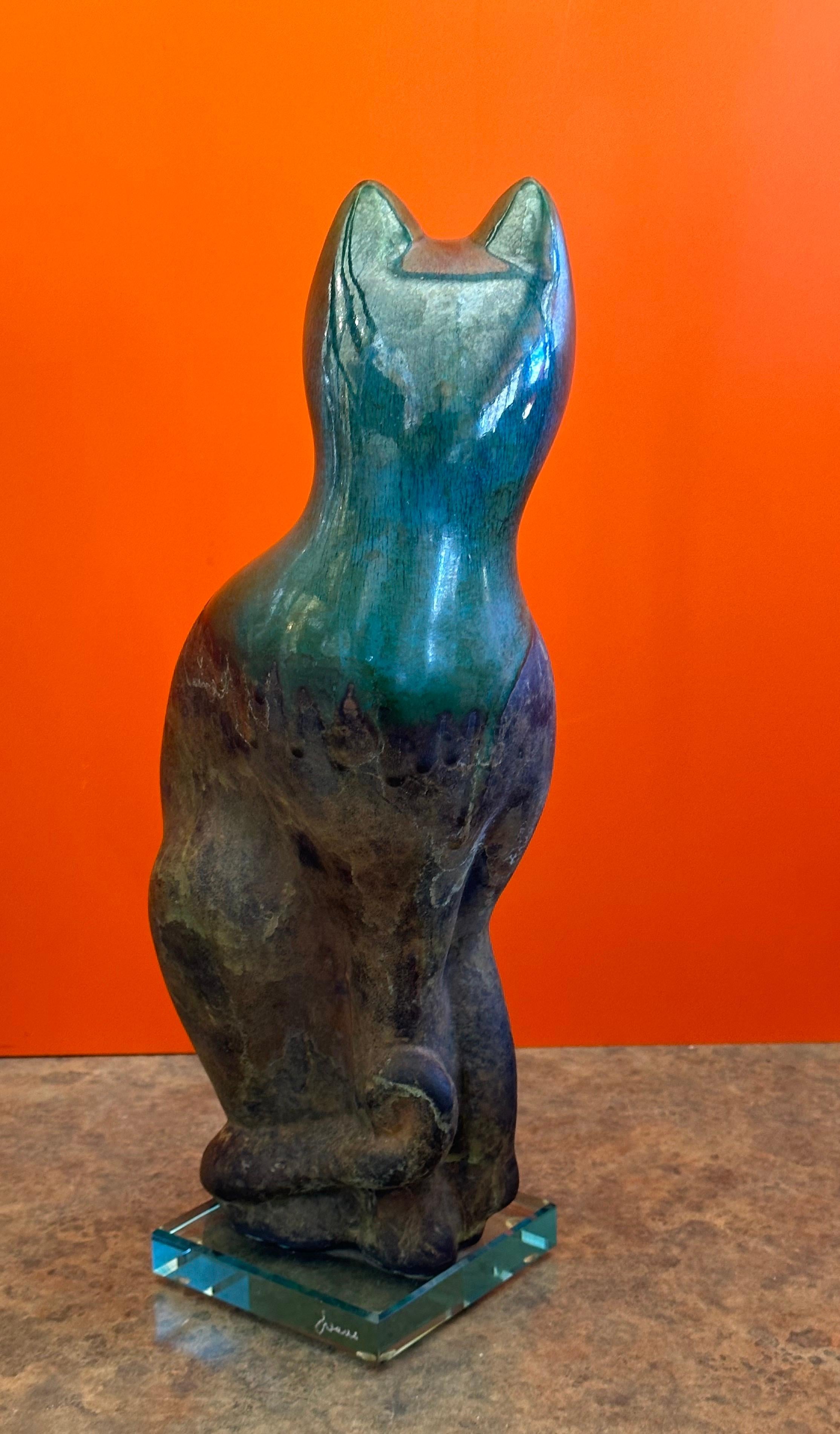 Große Raku-Keramikkatze auf Lucite-Sockel von Tony Evans im Angebot 1
