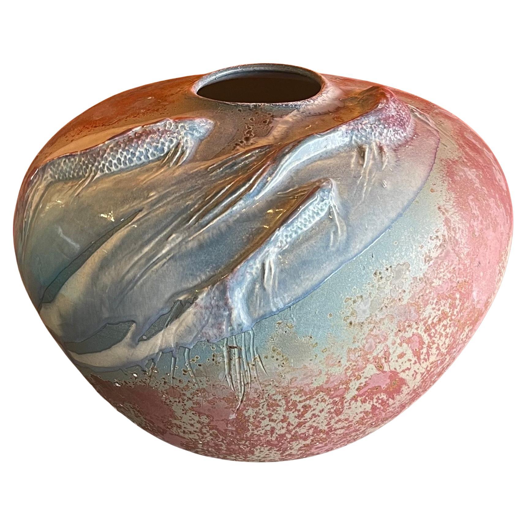 Grand vase/pot en poterie de raku avec poissons koï de Tony Evans