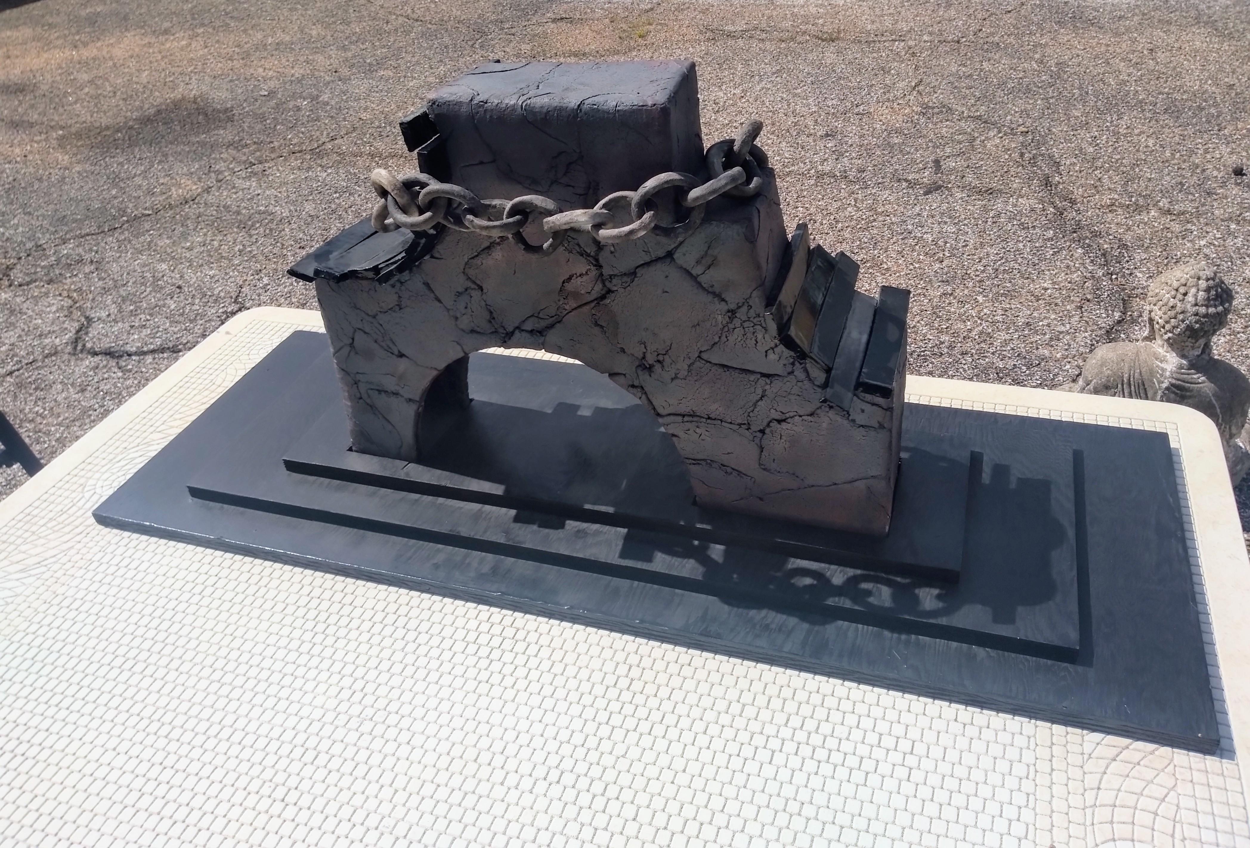 Si tratta di una grande scultura architettonica di Bruny Graves. È cotta con la tecnica tradizionale giapponese chiamata Raku. Anche la catena è Raku. Si trova su una base di compensato a tre livelli. 

Una bella aggiunta a qualsiasi stanza.