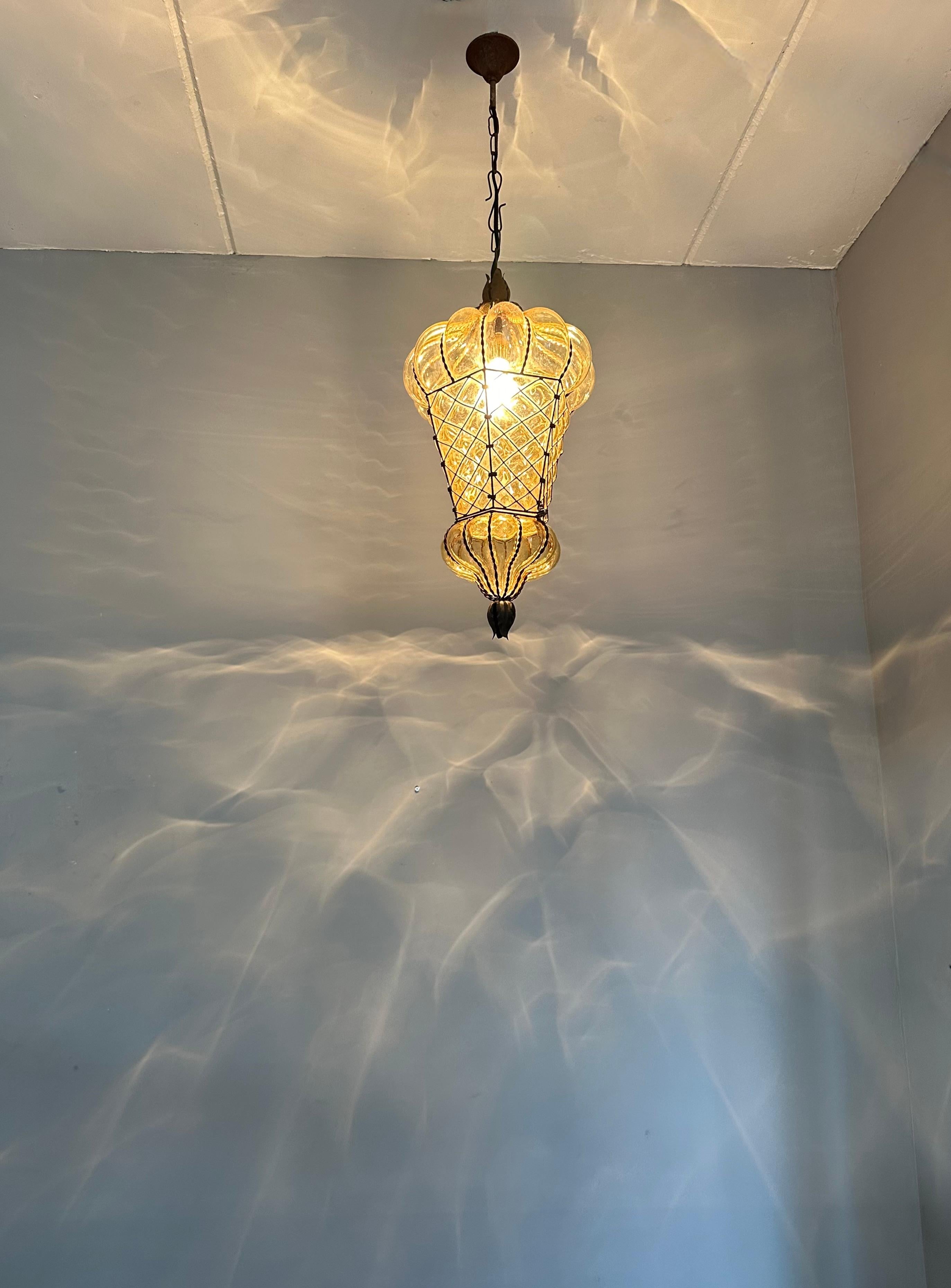Grande e rara lampada a sospensione antica in vetro soffiato a bocca veneziana con cornice in metallo 8