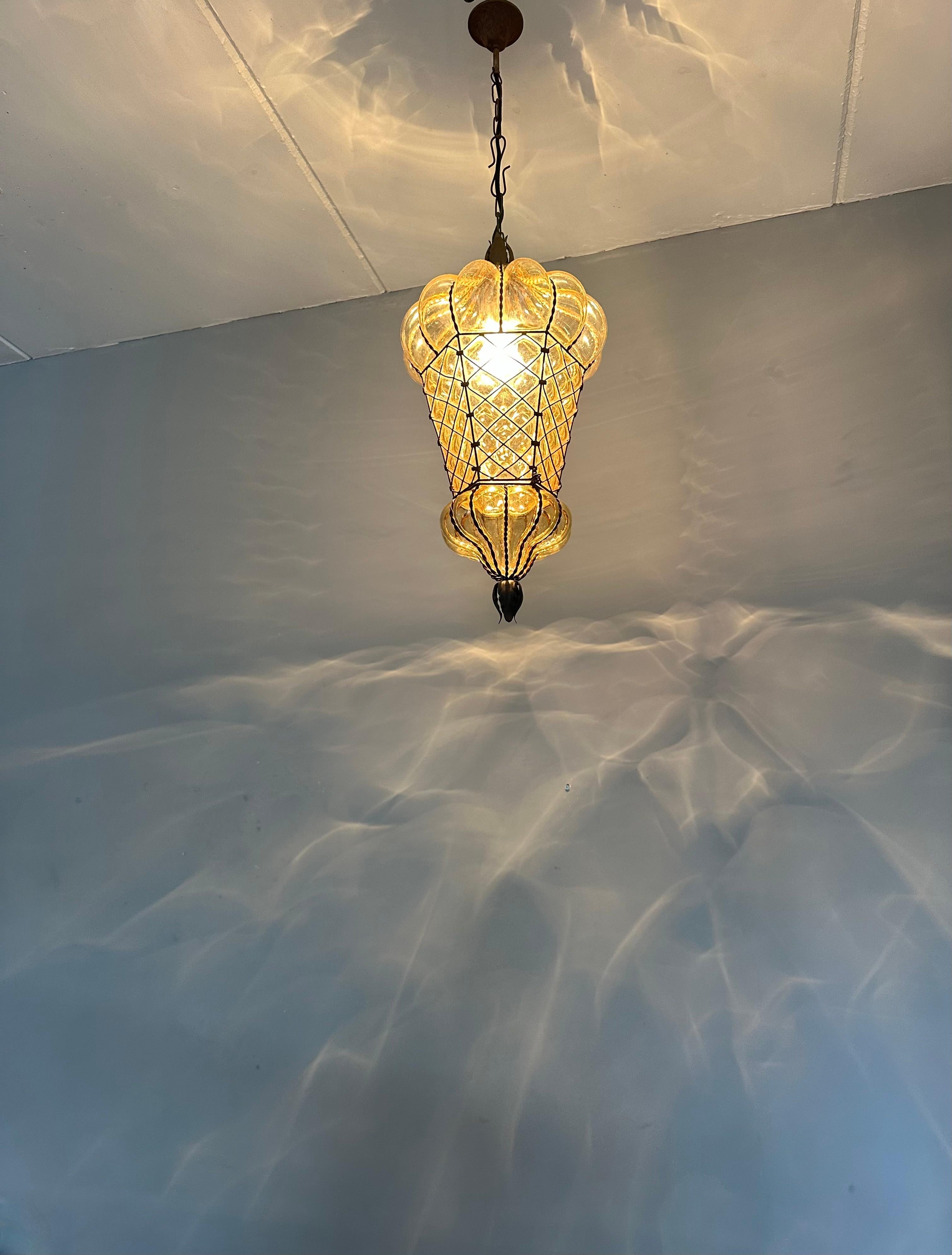 Grande e rara lampada a sospensione antica in vetro soffiato a bocca veneziana con cornice in metallo 9