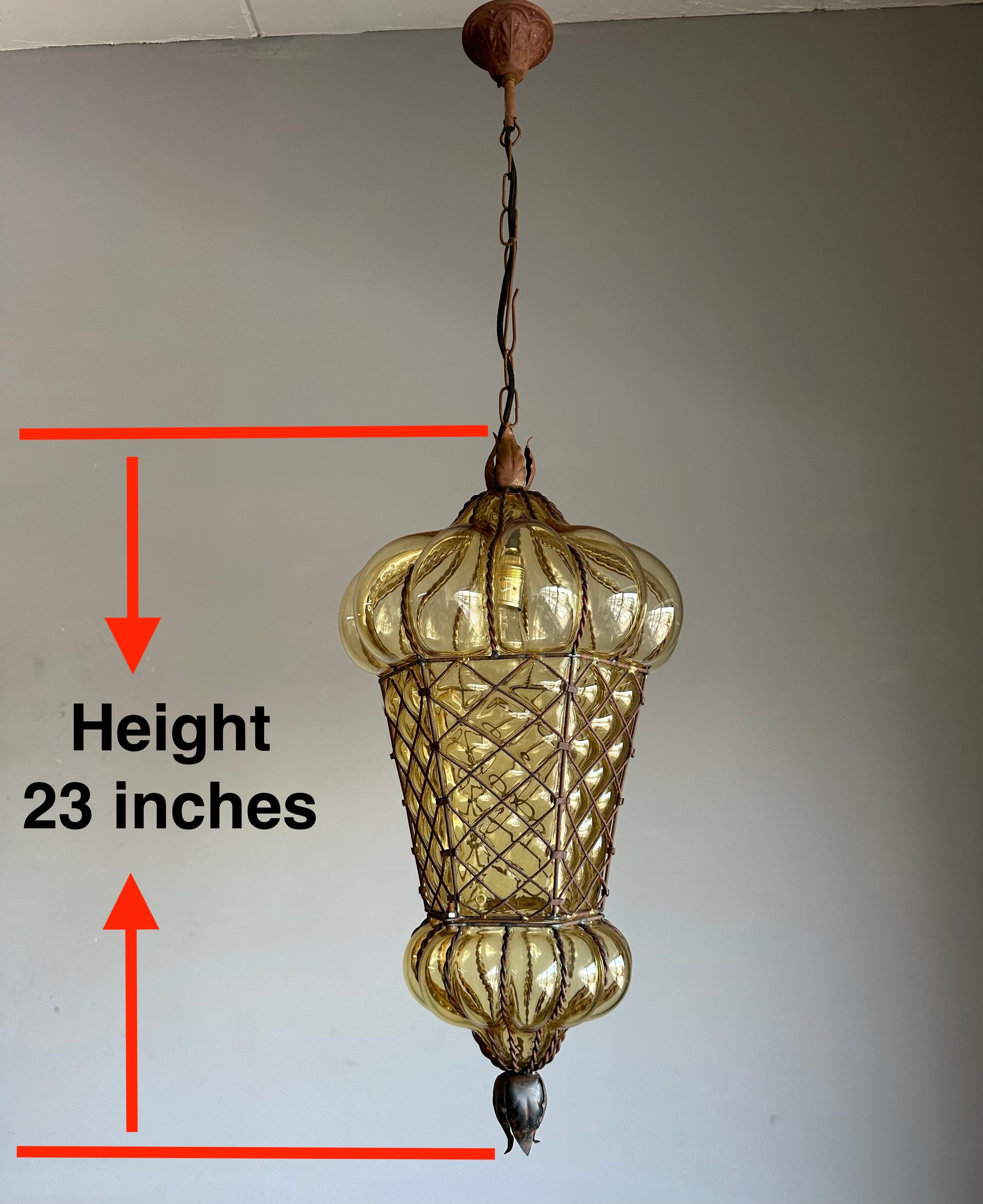 Grande lampada veneziana di Murano, color ambra e in ottime condizioni.

Questo antico e rustico ciondolo veneziano non solo è uno dei più grandi del suo genere che abbiamo mai avuto il piacere di offrire, ma il vetro è anche in condizioni