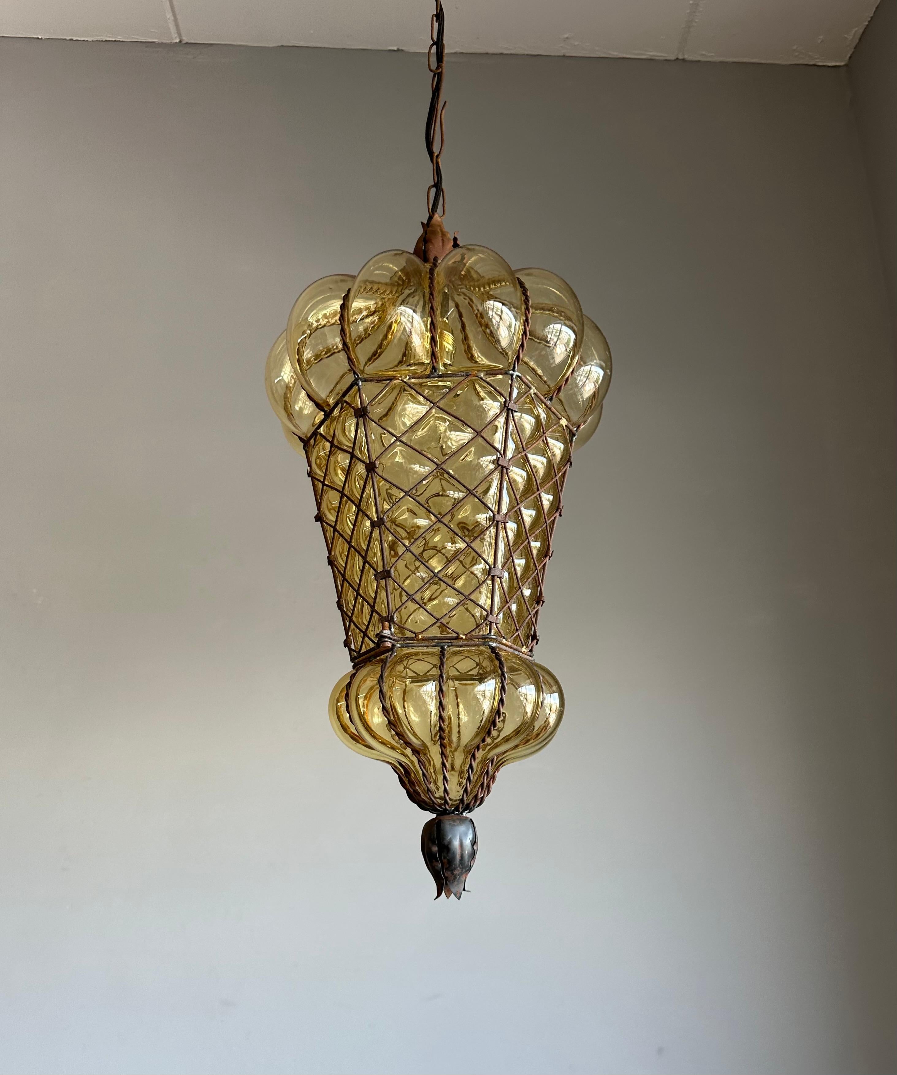 Arts and Crafts Grande e rara lampada a sospensione antica in vetro soffiato a bocca veneziana con cornice in metallo