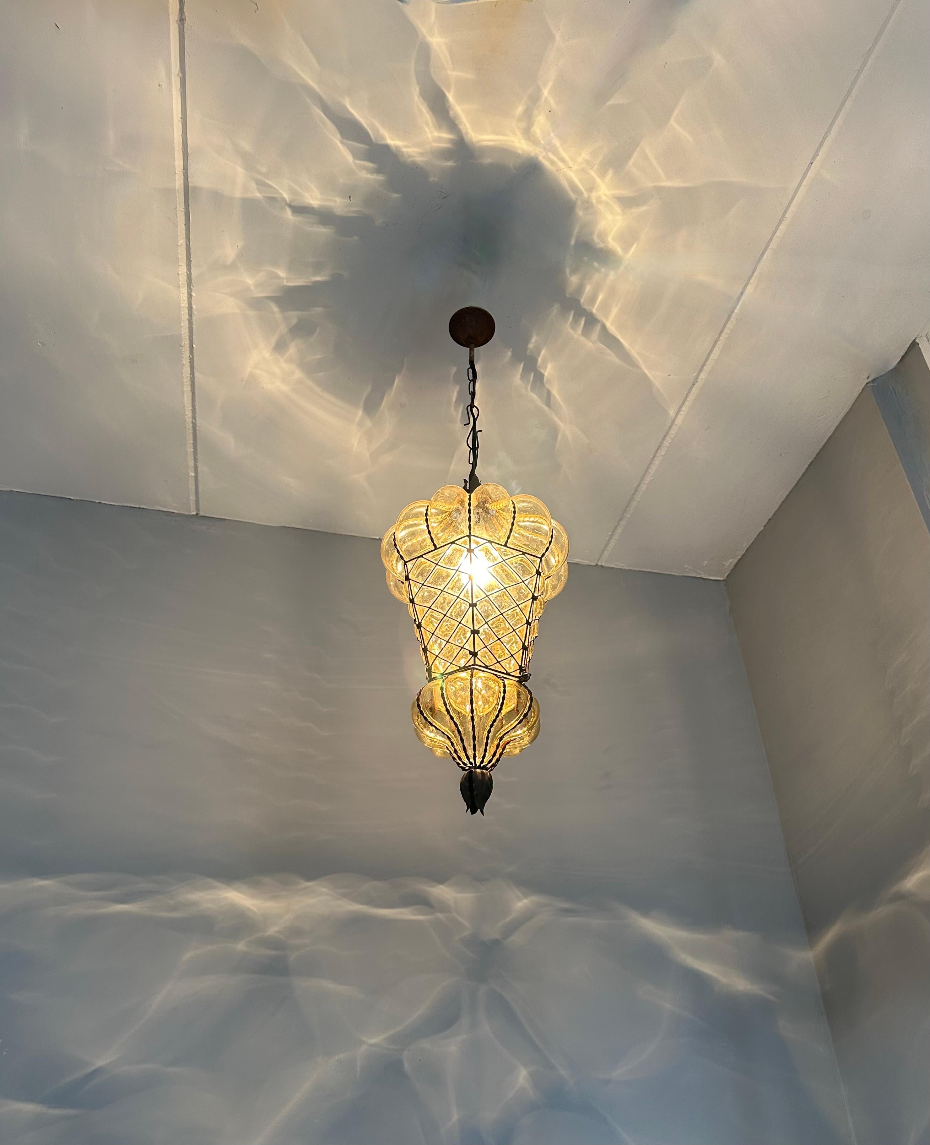 Grande e rara lampada a sospensione antica in vetro soffiato a bocca veneziana con cornice in metallo In condizioni buone a Lisse, NL
