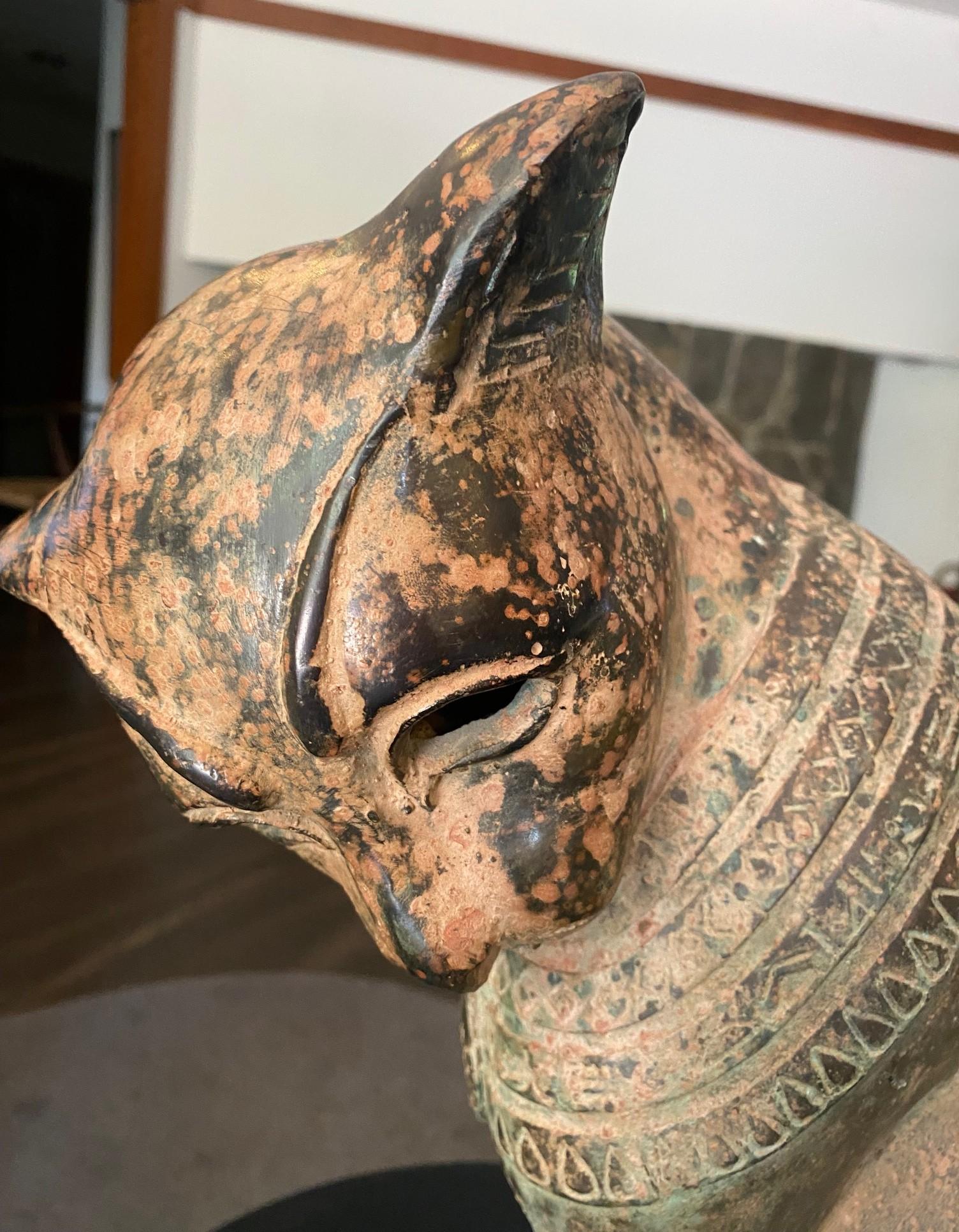 Große seltene ägyptische Bastet-Skulptur-Statue einer Katzengöttin aus Bronze im Art déco-Stil aus Bronze, um 1930 im Angebot 7