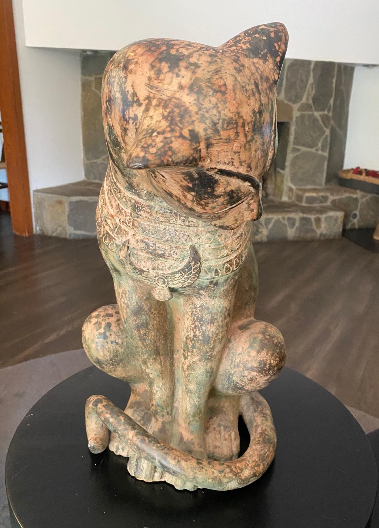 Eine atemberaubende, ziemlich große französische ägyptische Art-Déco-Bronzekatze, die Bastet, die ägyptische Göttin des Hauses, der Häuslichkeit, der weiblichen Geheimnisse, der Fruchtbarkeit, der Geburt und der Katzen darstellt (sie wird oft als