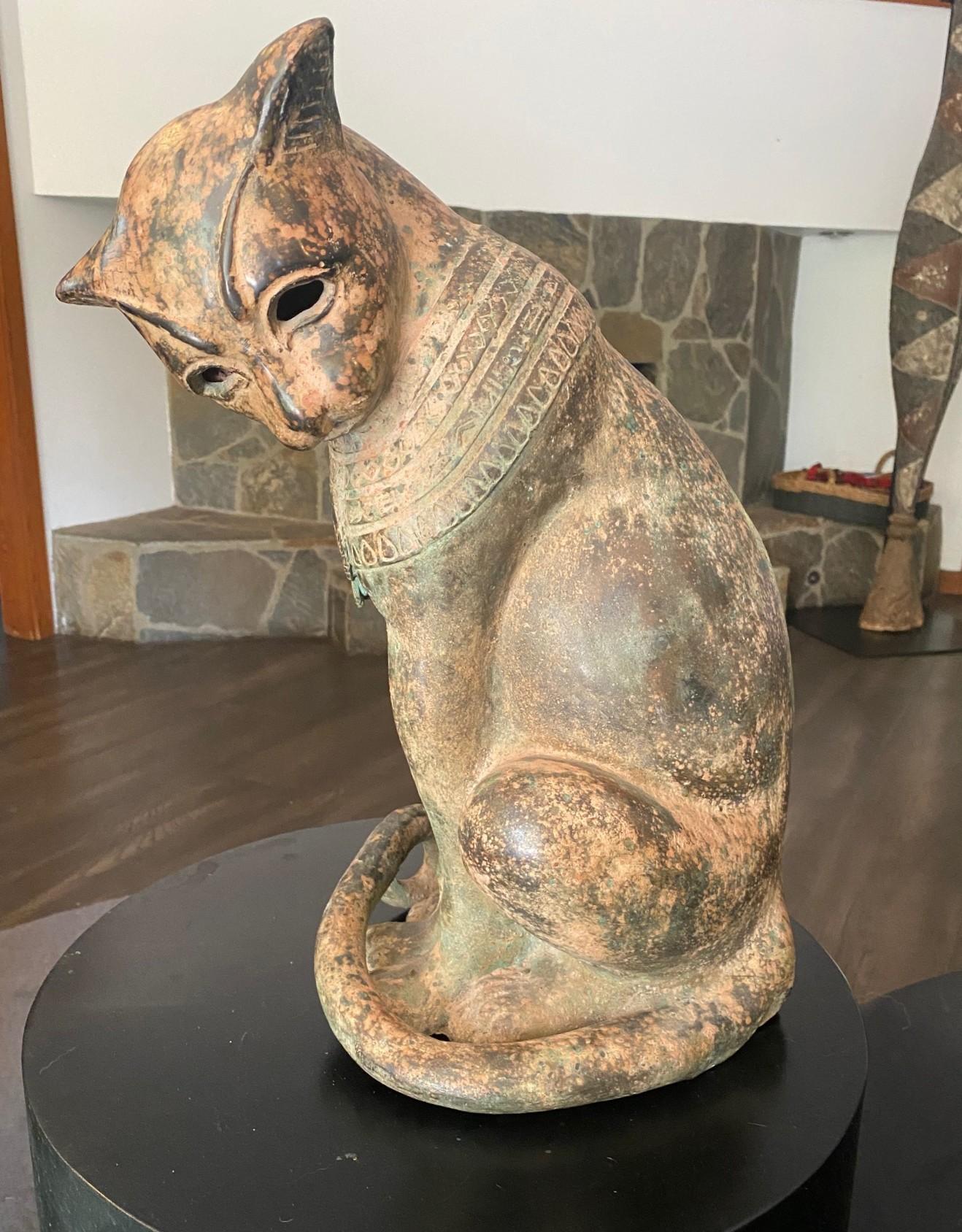 Große seltene ägyptische Bastet-Skulptur-Statue einer Katzengöttin aus Bronze im Art déco-Stil aus Bronze, um 1930 (Mitte des 20. Jahrhunderts) im Angebot