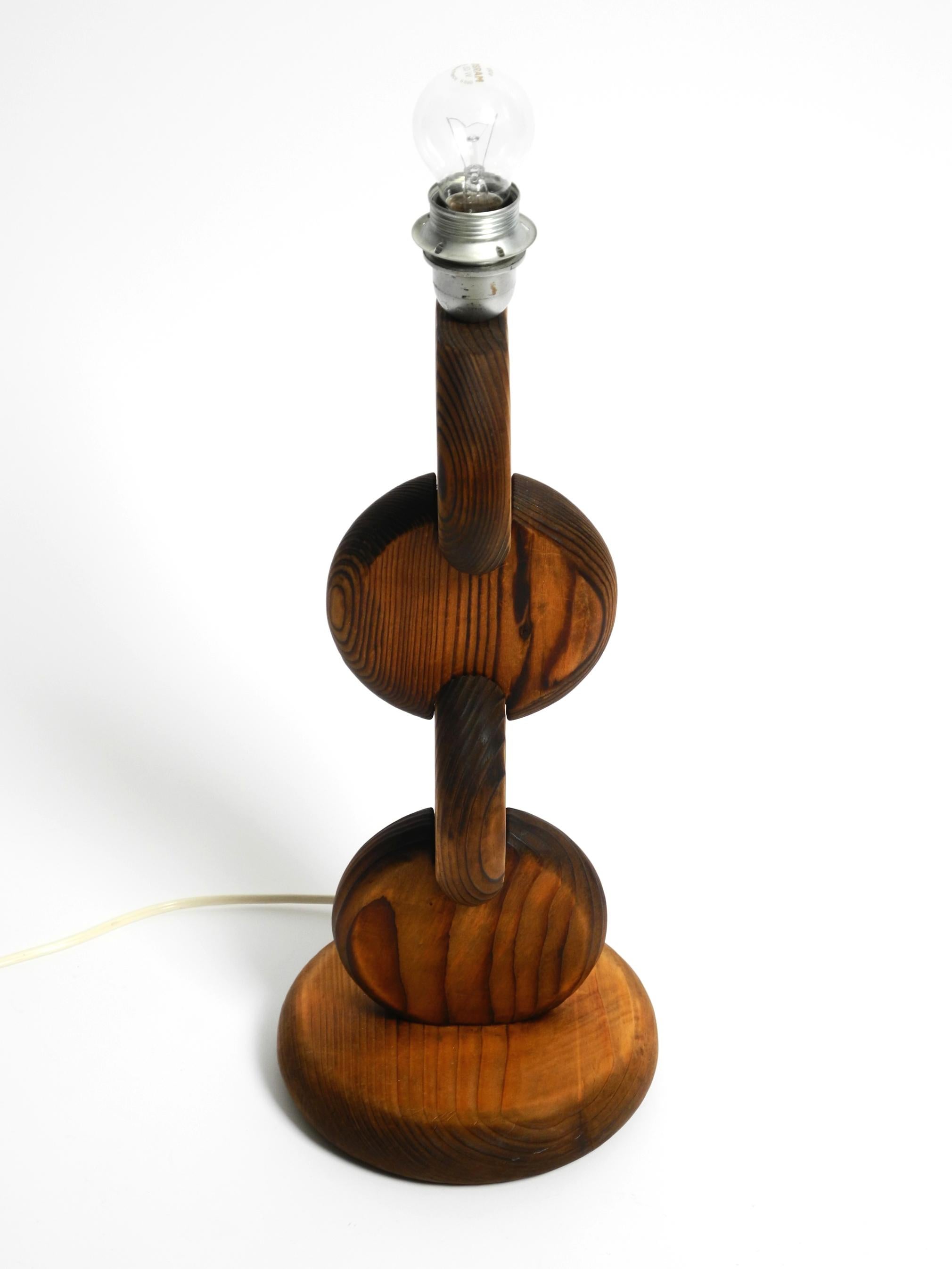 Grande, rara e bellissima lampada da tavolo degli anni '60 di Temde in legno di pino in vendita 5