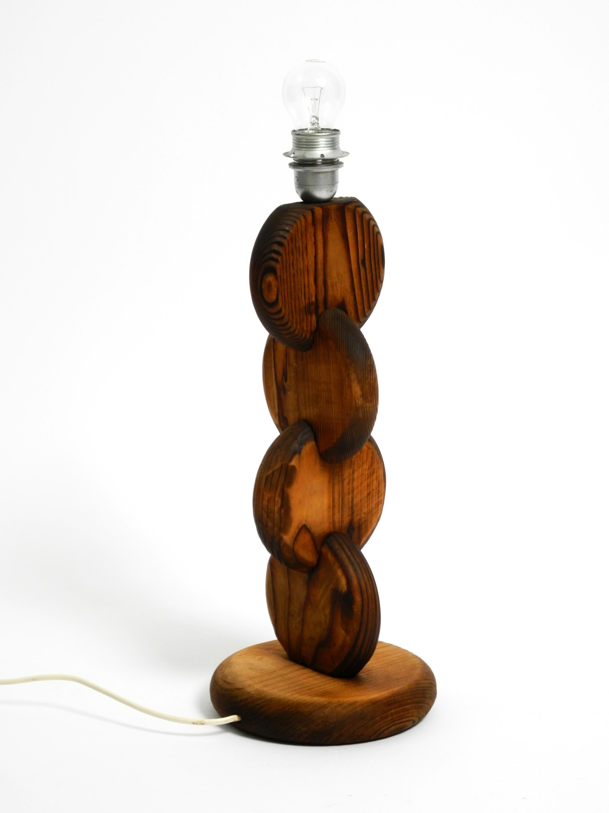 Grande, rara e bellissima lampada da tavolo degli anni '60 di Temde in legno di pino in vendita 6