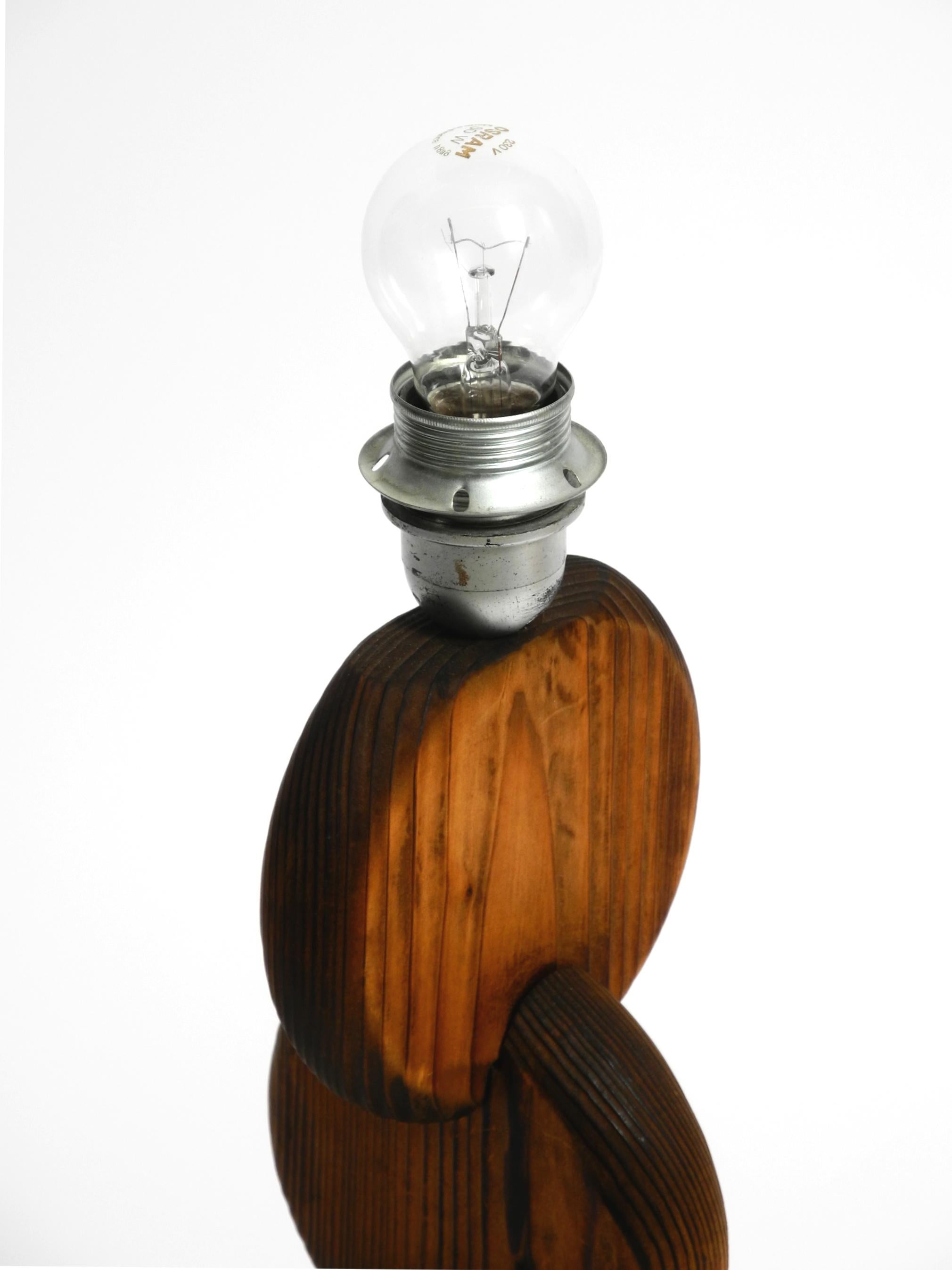 Grande, rara e bellissima lampada da tavolo degli anni '60 di Temde in legno di pino in vendita 7