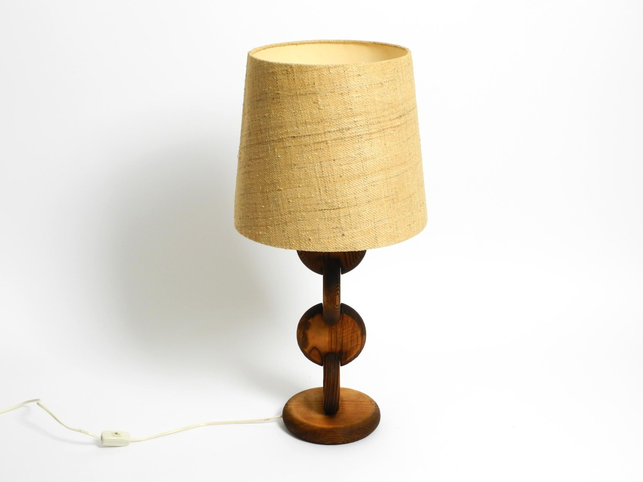 Grande, rara e bellissima lampada da tavolo degli anni '60 di Temde in legno di pino in vendita 11