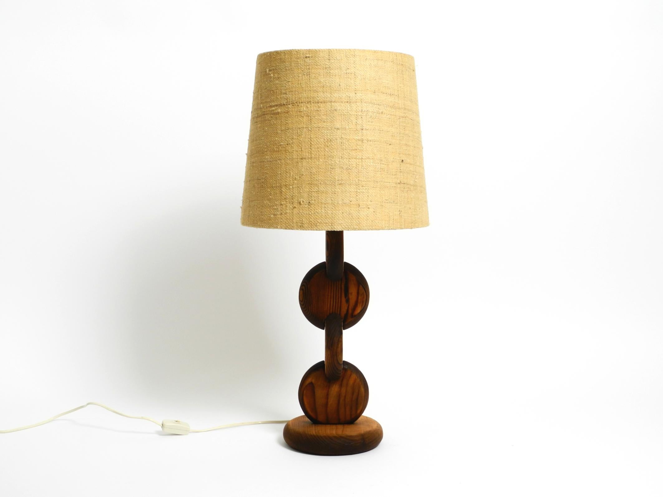 Grande e insolita lampada da tavolo di Temde degli anni '60. Con etichetta originale sul fondo.
Un grande disegno astratto. Ricorda un po' l'epoca dell'Art Deco.
La lampada è realizzata interamente in legno di pino scuro. Grande paralume originale