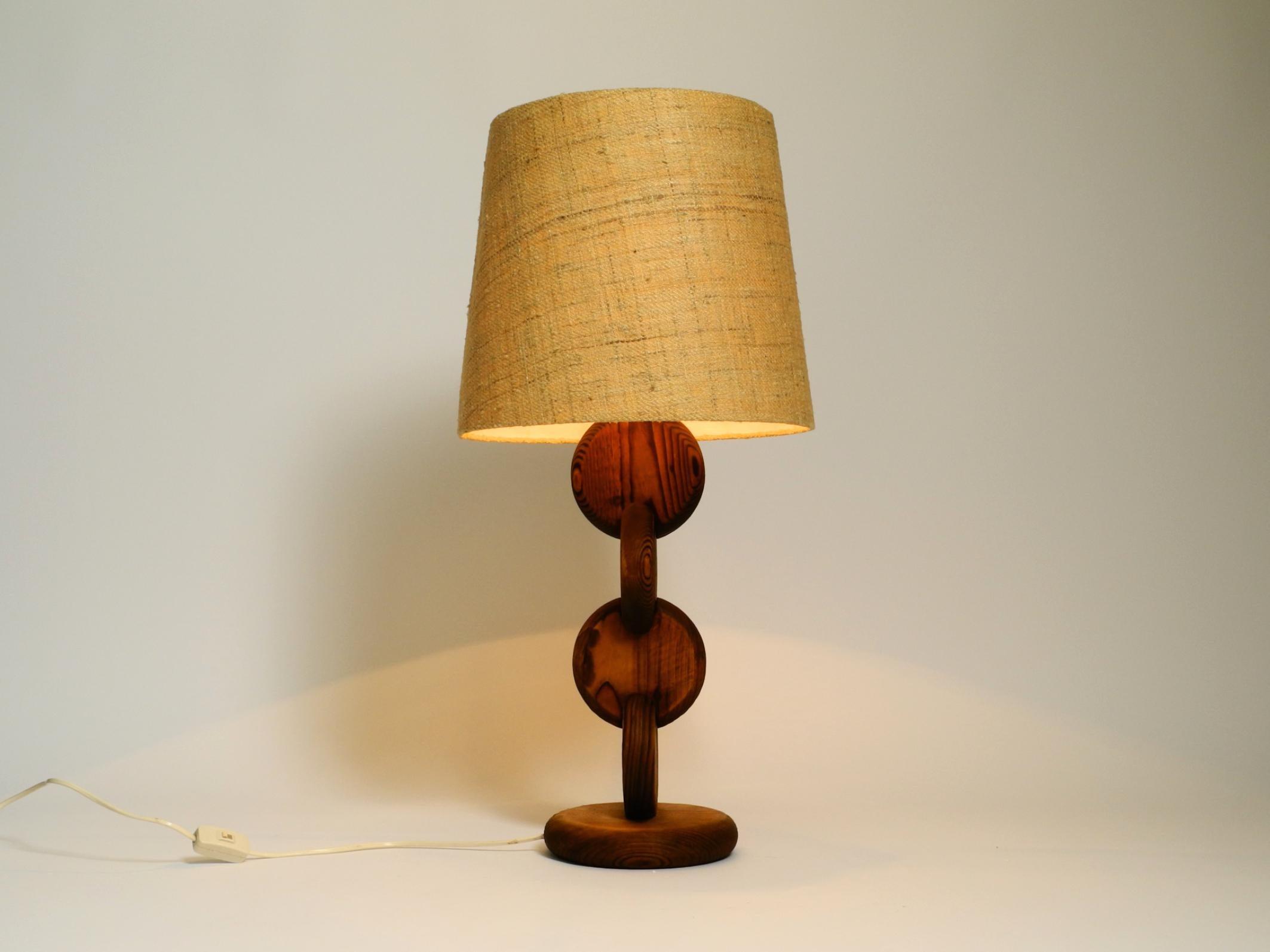 Mid-Century moderno Grande, rara e bellissima lampada da tavolo degli anni '60 di Temde in legno di pino in vendita