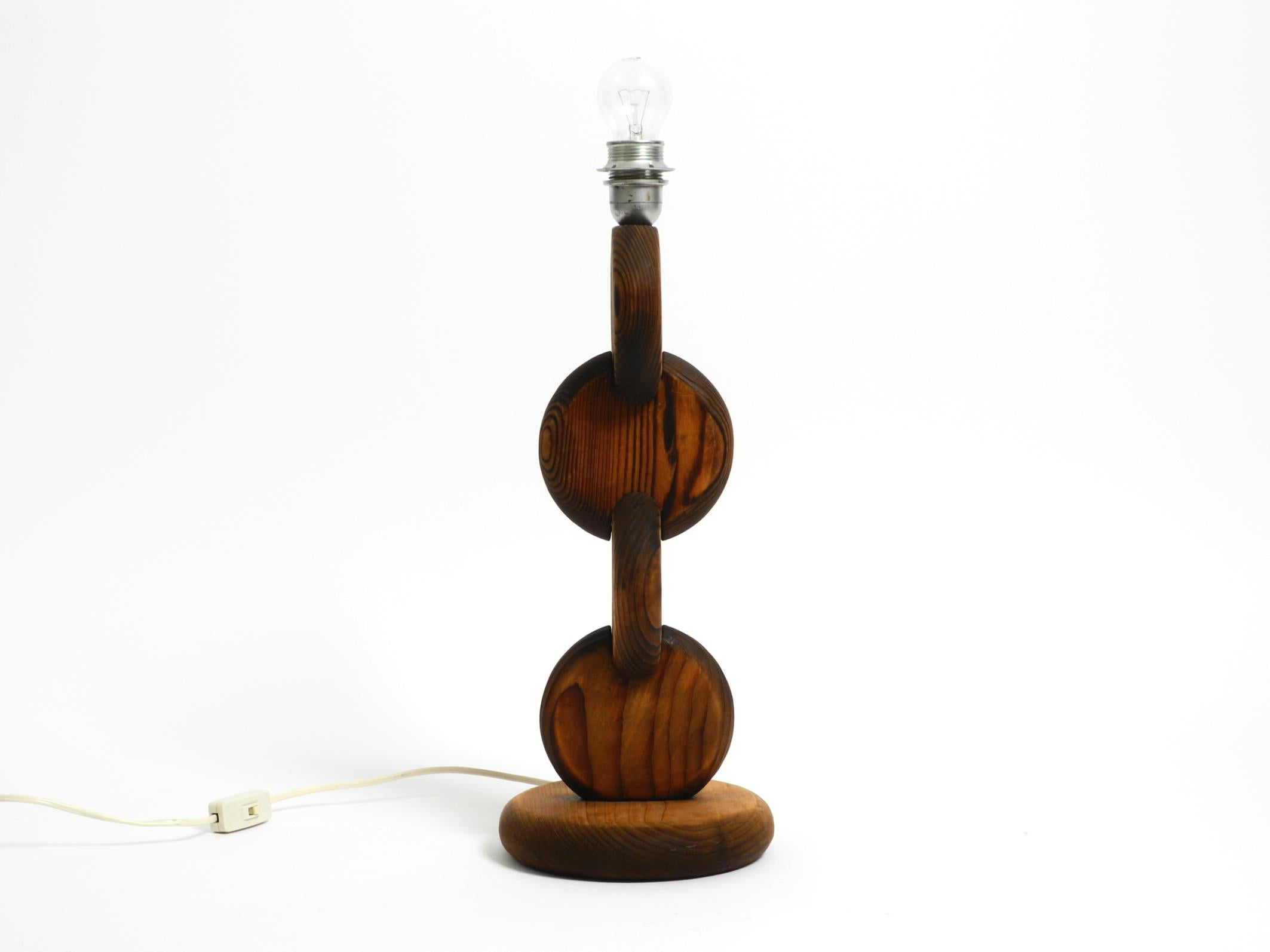 Metà XX secolo Grande, rara e bellissima lampada da tavolo degli anni '60 di Temde in legno di pino in vendita