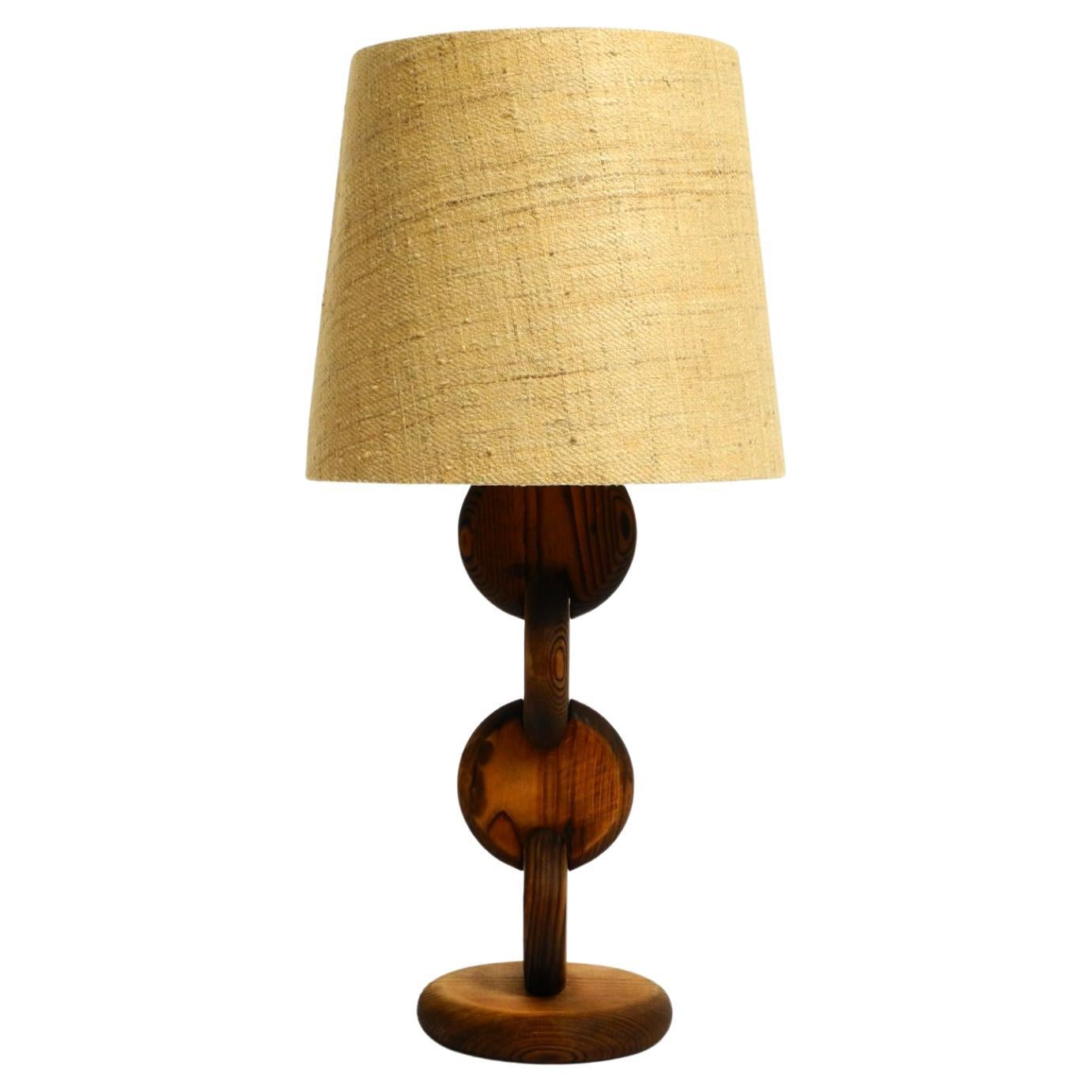 Grande, rara e bellissima lampada da tavolo degli anni '60 di Temde in legno di pino in vendita