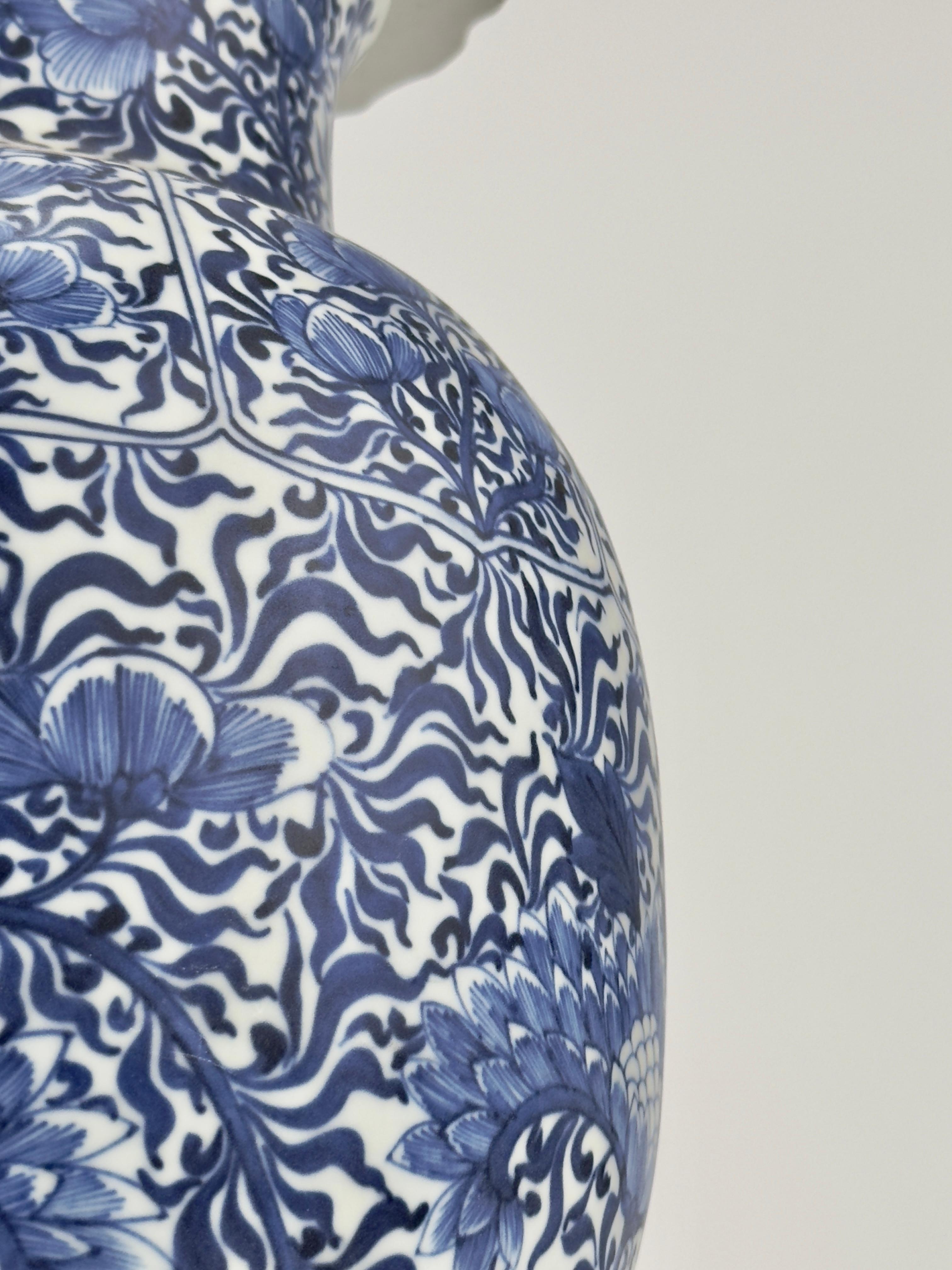 Large Rare Blue And White Baluster Vase, Qing Dynasty, Kangxi, Circa 1690 For Sale 4