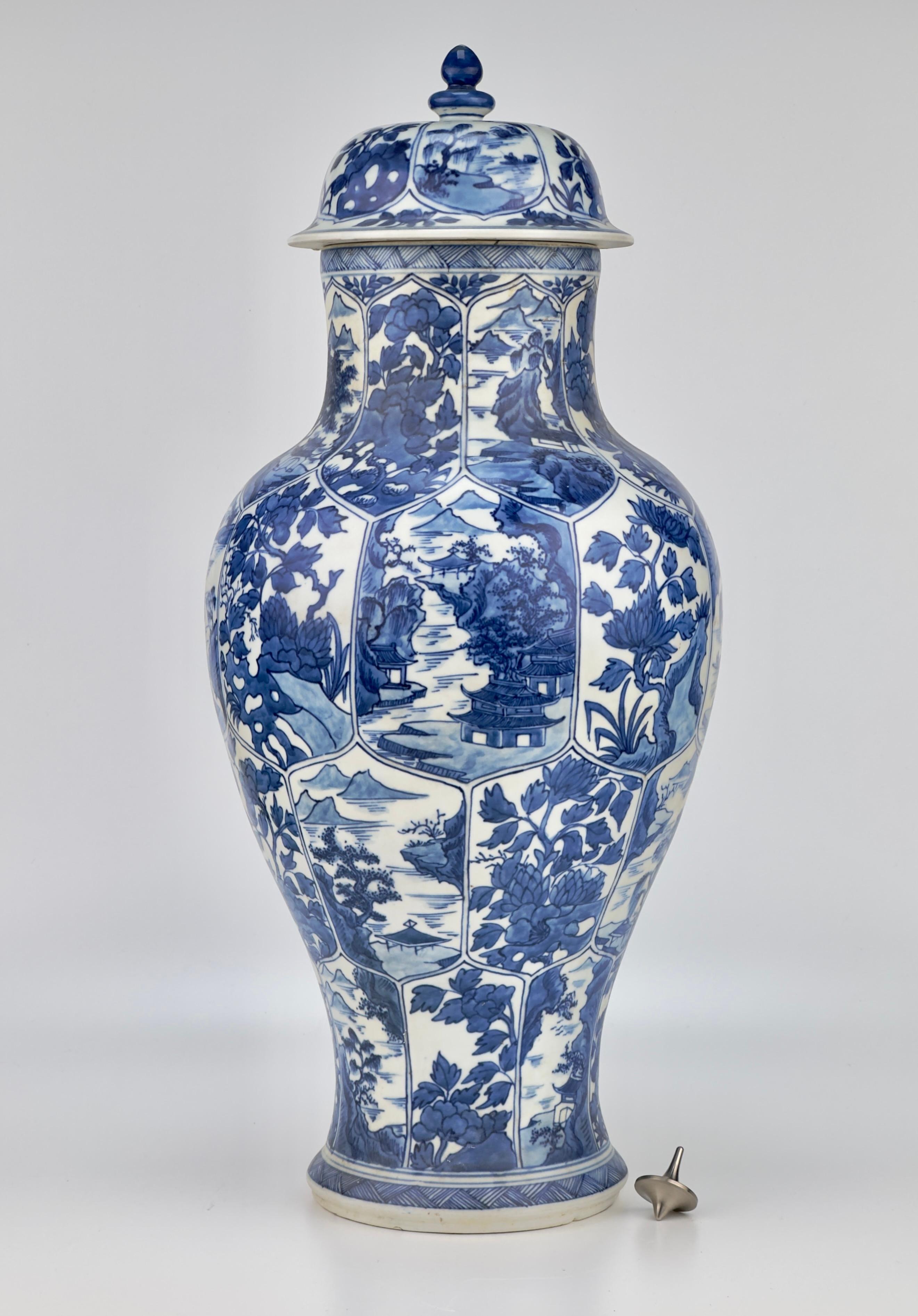 Große, seltene Vase, bemalt mit blütenblattförmigen Tafeln mit dem Muster 