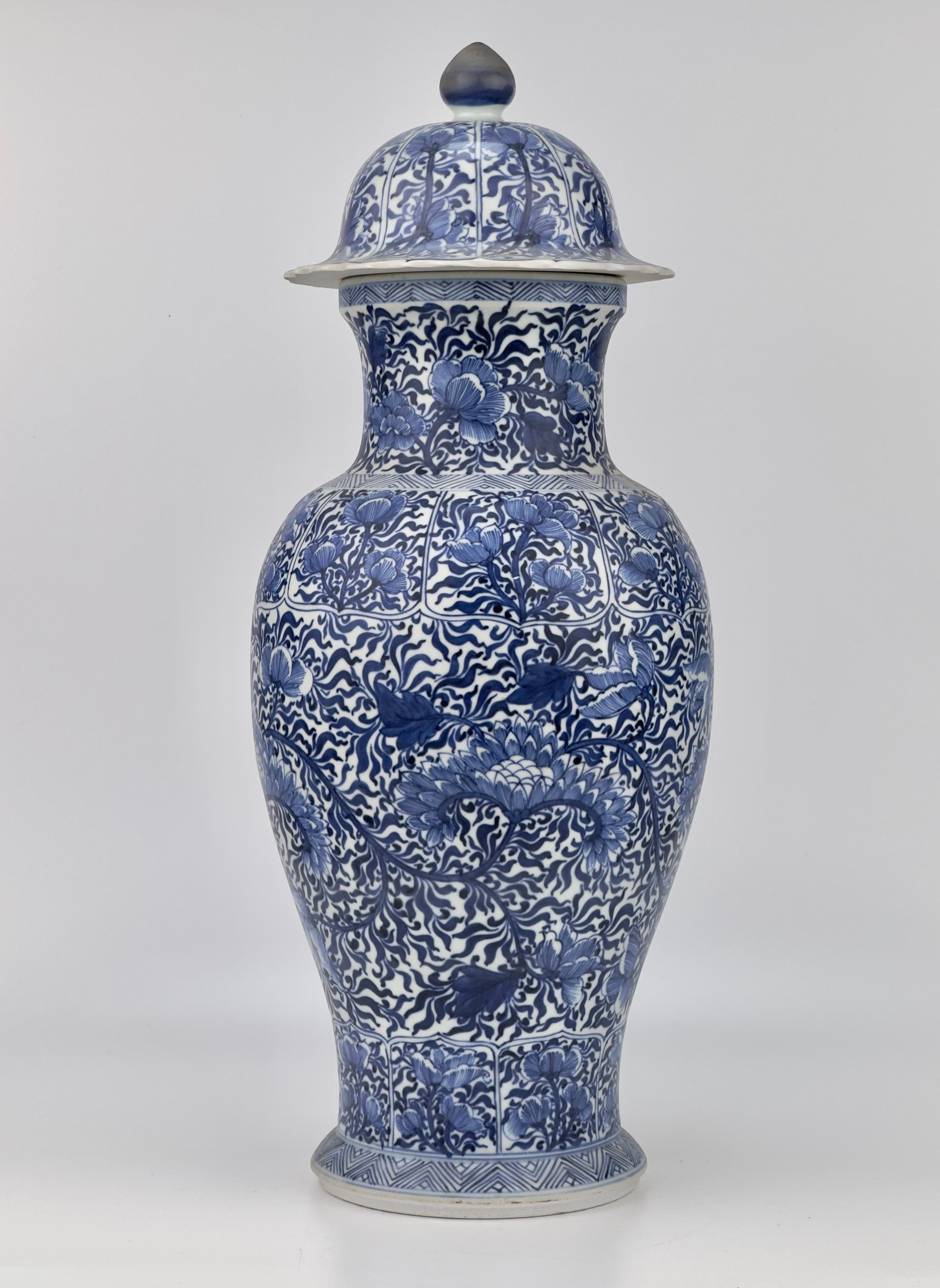 Large rare vase painted with petal-shaped panels of 'Flowers' pattern. Decorated in underglaze blue with flower blooms borne on leafy stems.

Period : Qing Dynasty, Kangxi Period
Production Date : 1690-1699
Made in : Jingdezhen
Destination :