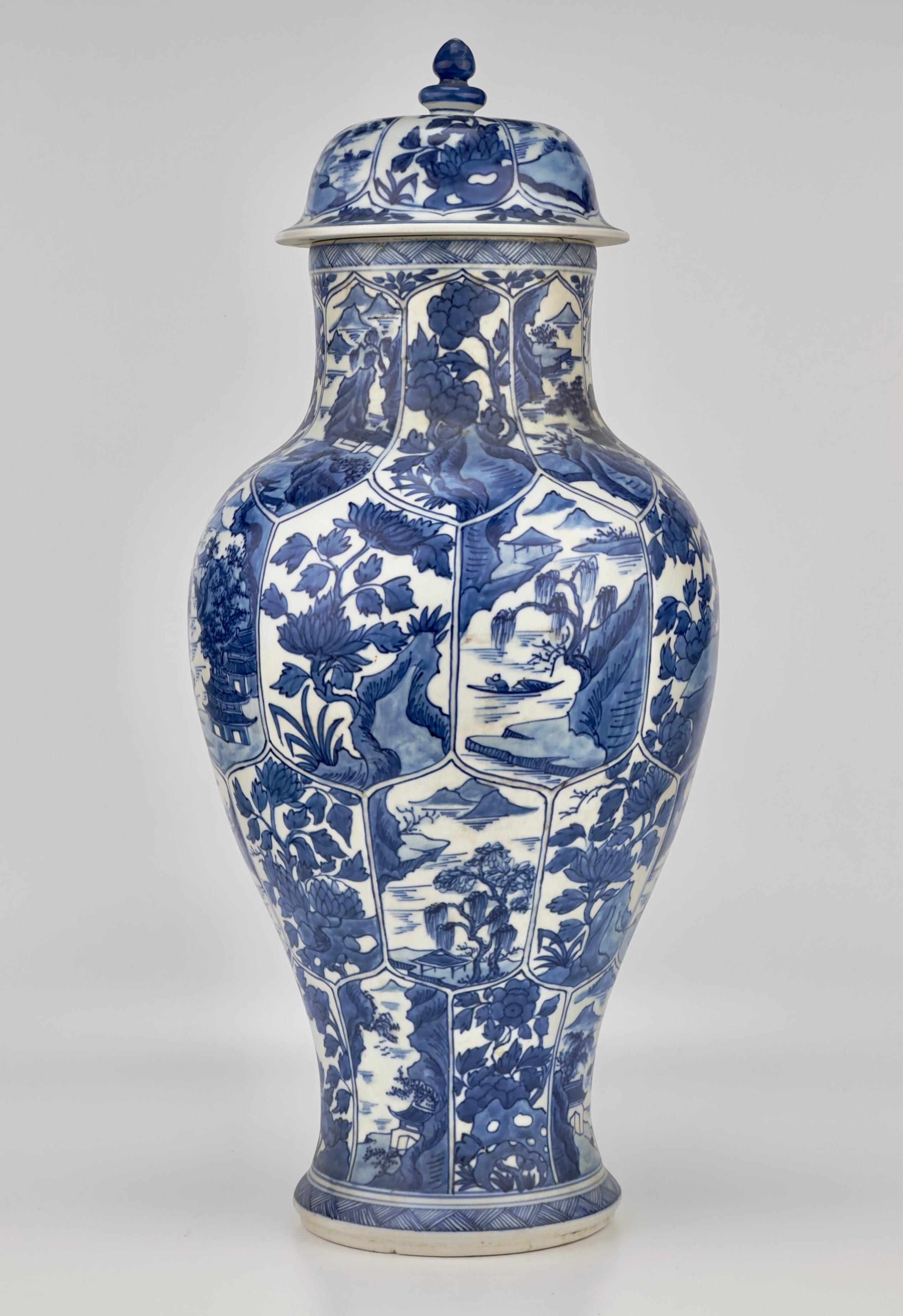 Große, seltene blau-weiße Balustervase, Qing Dynasty, Kangxi, CIRCA 1690 (Qing-Dynastie) im Angebot