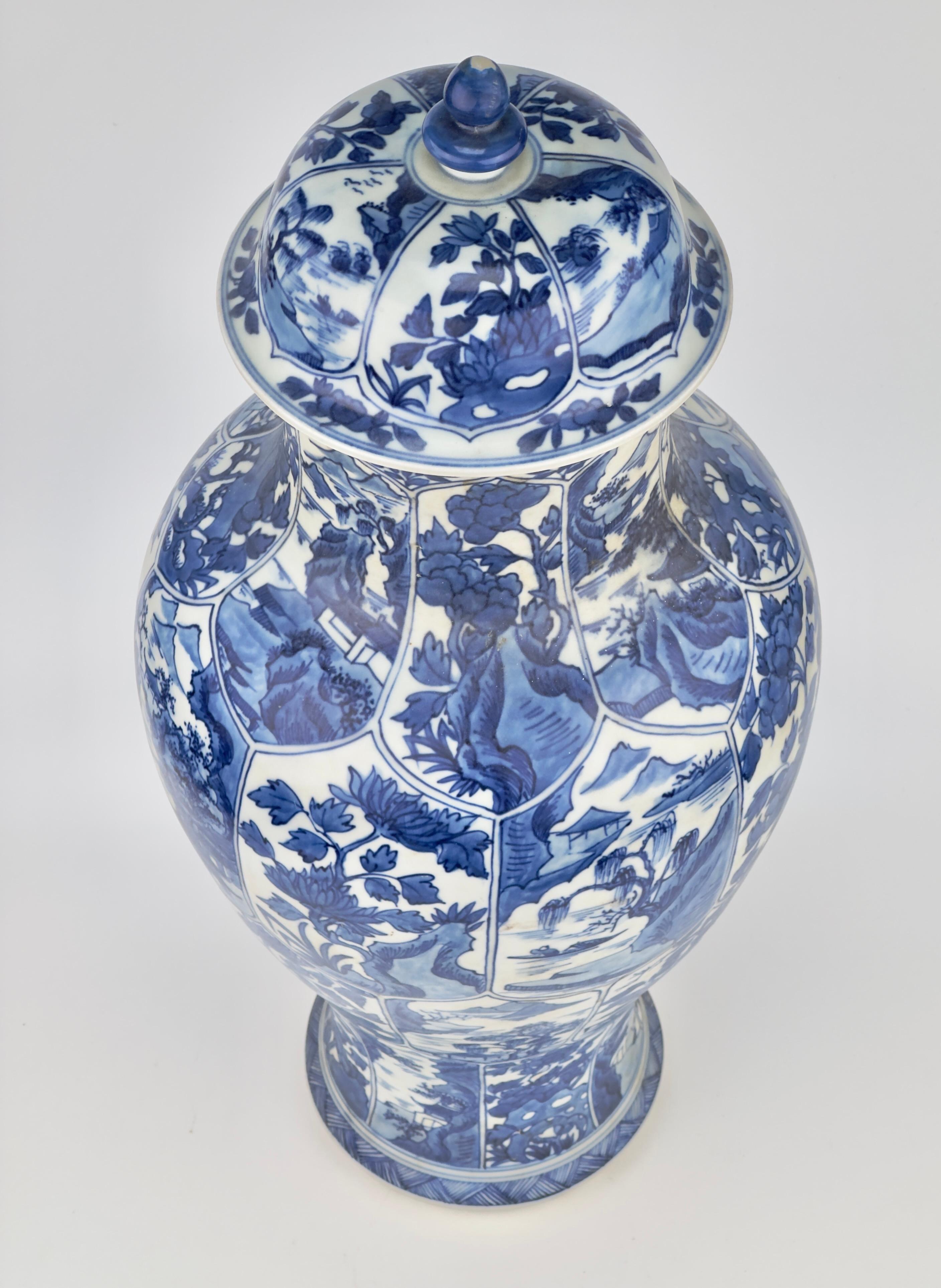 Large Rare Blue and White Baluster Vase, Qing Dynasty, Kangxi, Circa 1690 In Good Condition For Sale In seoul, KR