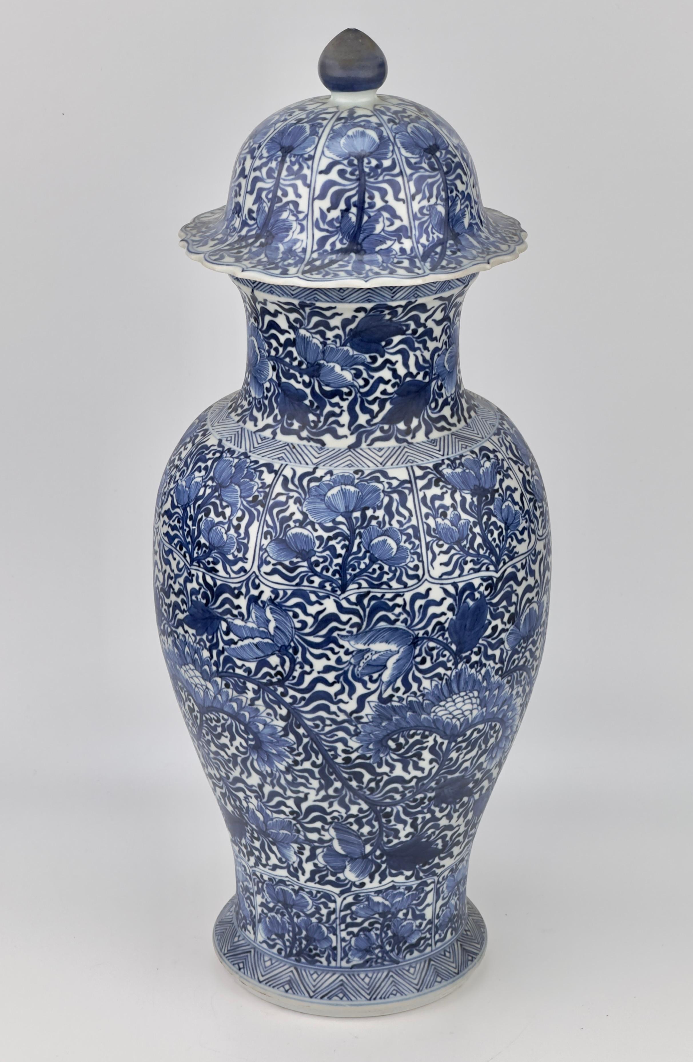 Large Rare Blue And White Baluster Vase, Qing Dynasty, Kangxi, Circa 1690 In Good Condition For Sale In seoul, KR