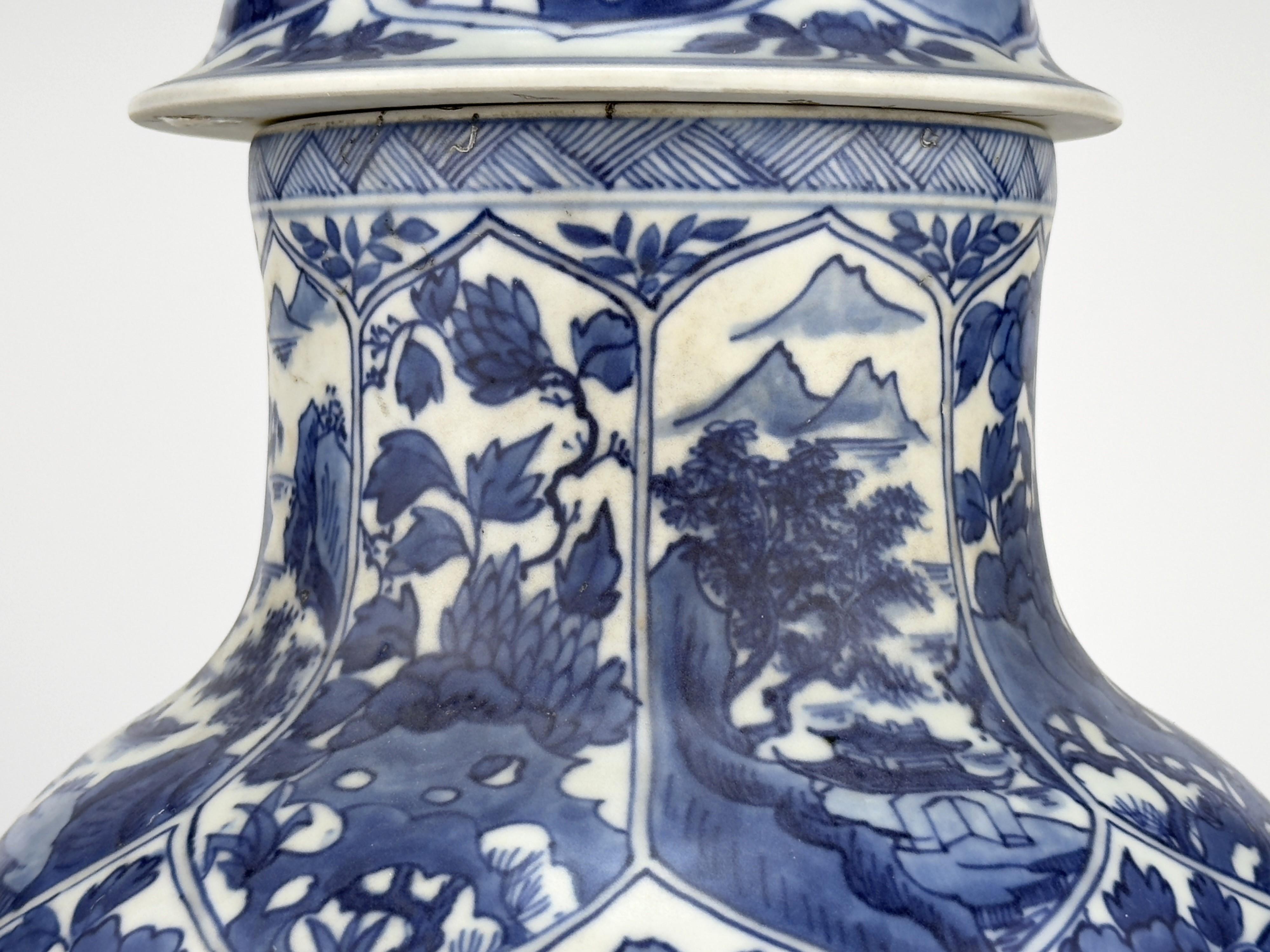 Große, seltene blau-weiße Balustervase, Qing Dynasty, Kangxi, CIRCA 1690 (Spätes 17. Jahrhundert) im Angebot