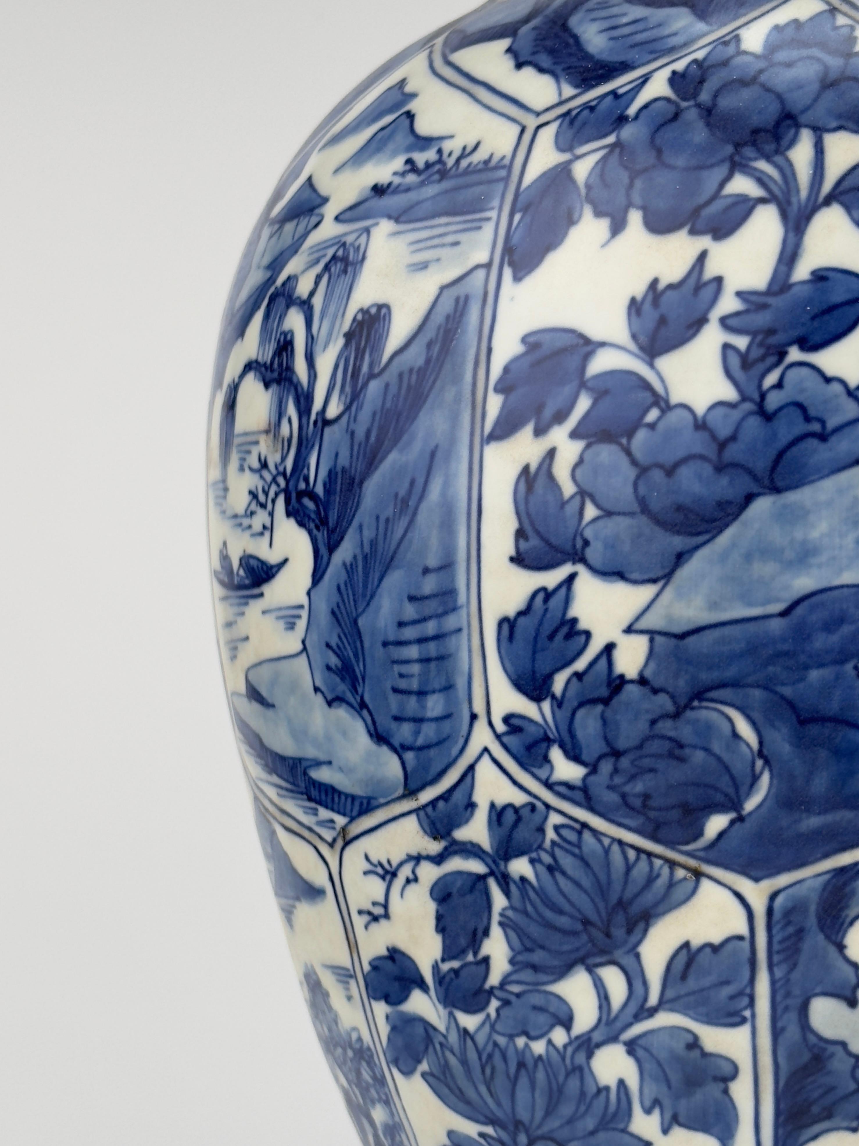 Große, seltene blau-weiße Balustervase, Qing Dynasty, Kangxi, CIRCA 1690 (Keramik) im Angebot