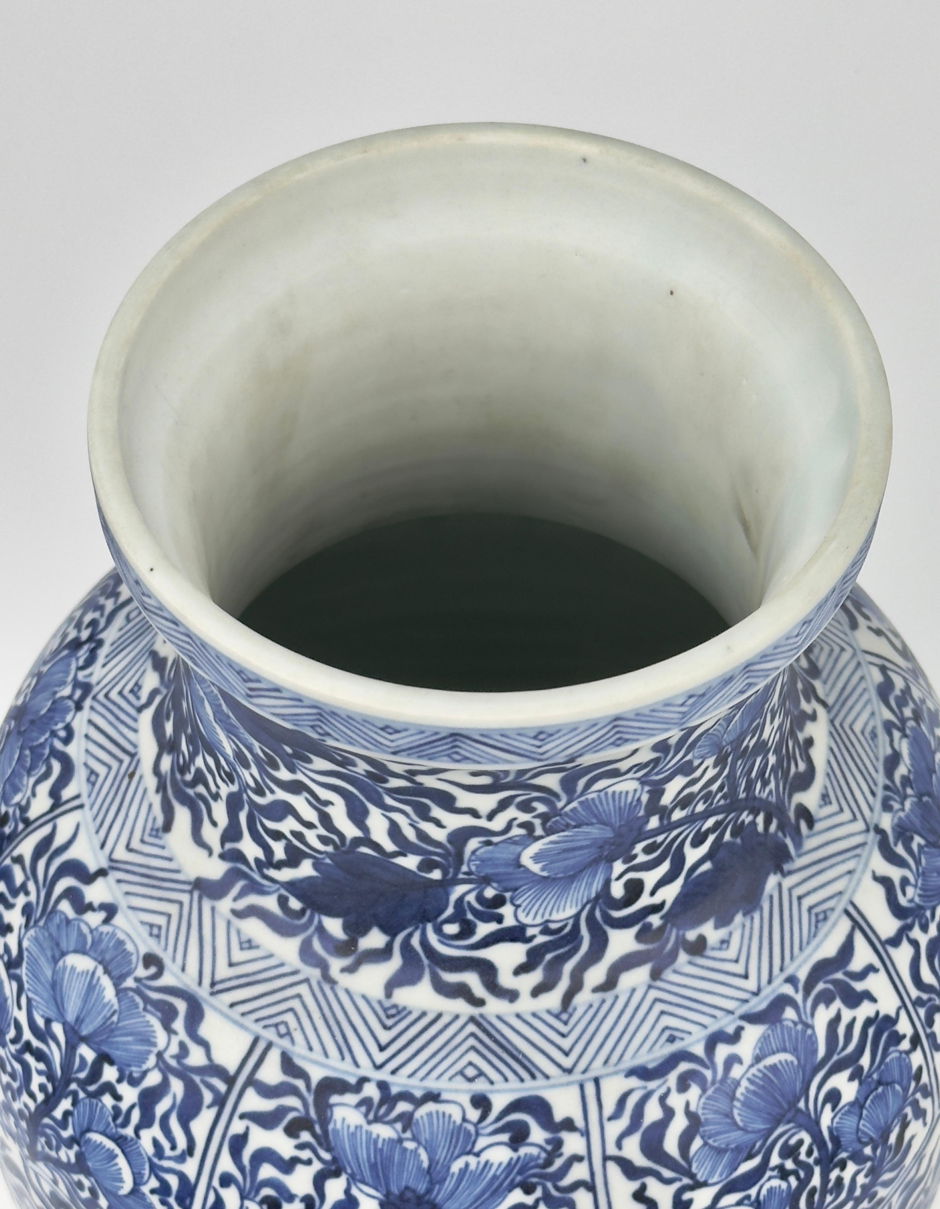 Large Rare Blue And White Baluster Vase, Qing Dynasty, Kangxi, Circa 1690 For Sale 2