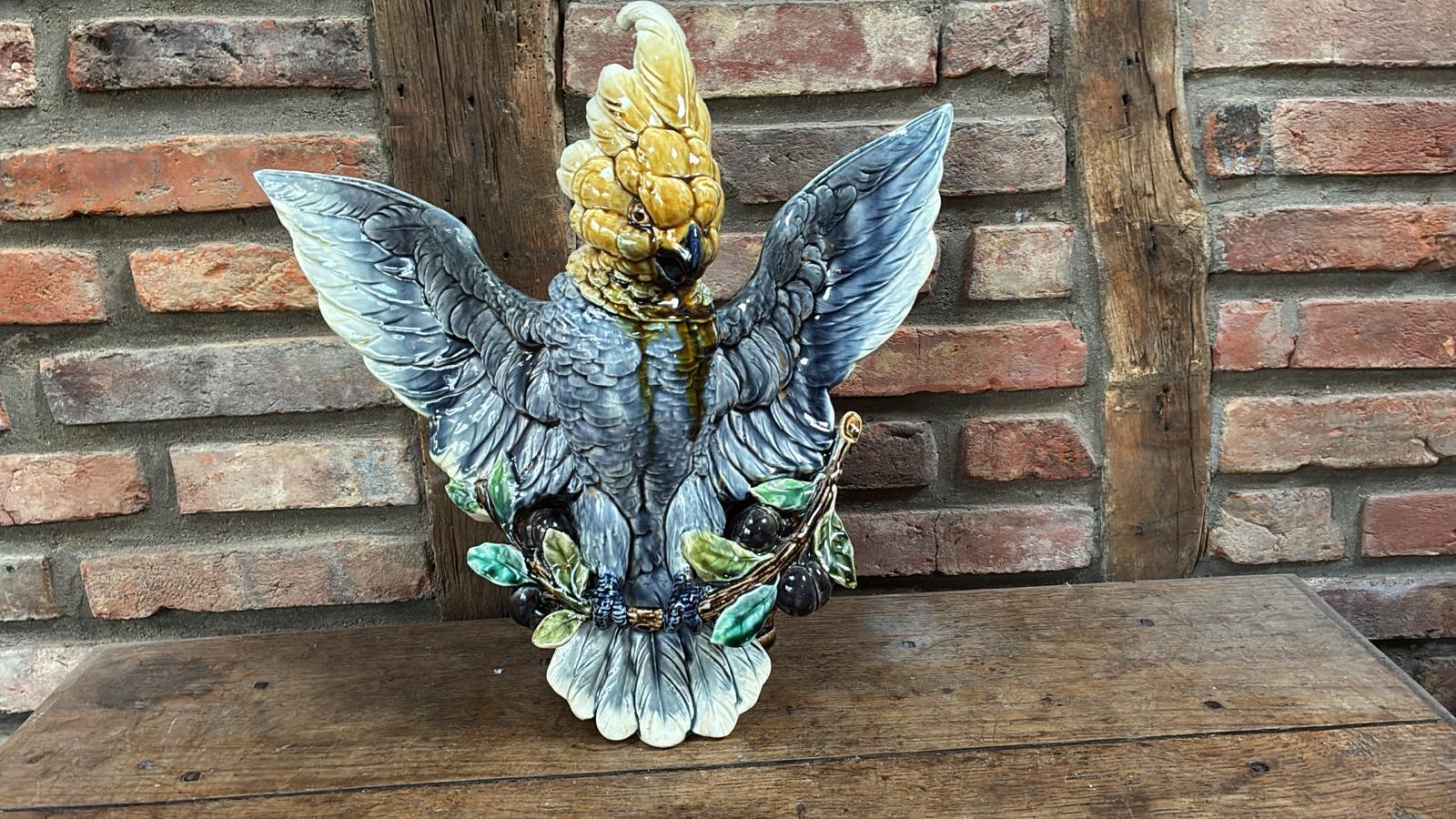 Rustico Grande e raro vaso francese in maiolica con pappagallo Choisy-le-Roi, CIRCA 1890 in vendita