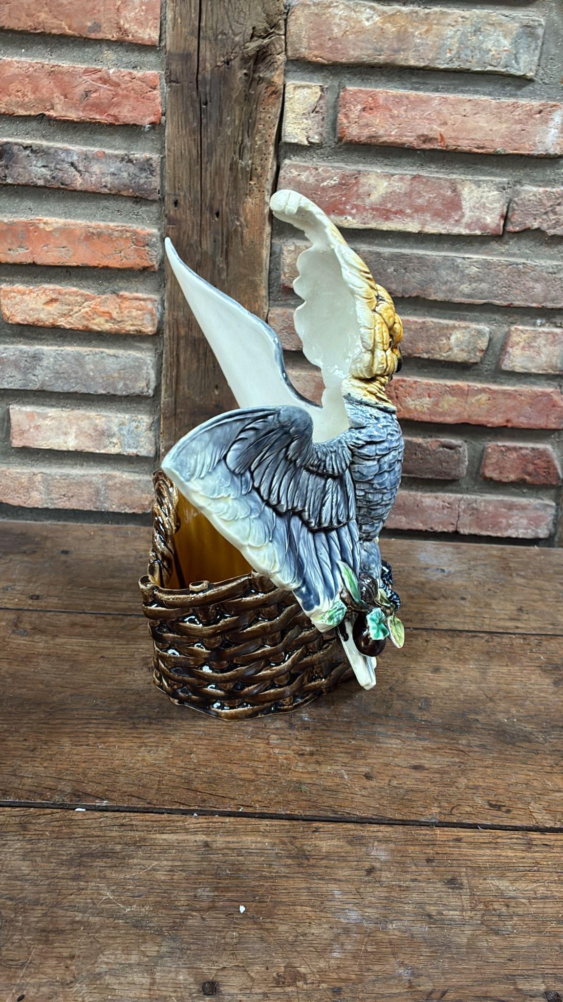 Francese Grande e raro vaso francese in maiolica con pappagallo Choisy-le-Roi, CIRCA 1890 in vendita