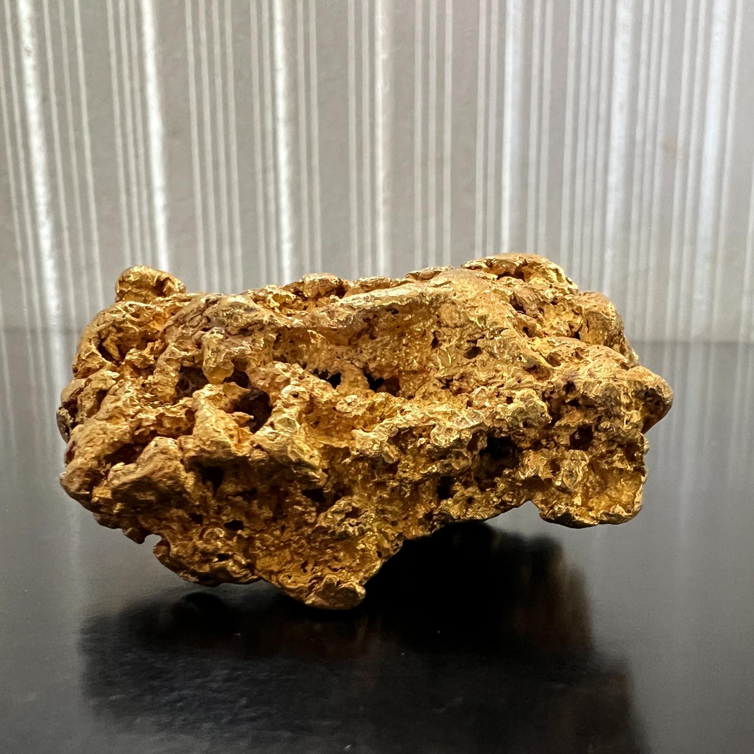 Collectional grosse pépite d'or naturel authentique d'Australie
La pépite d'or pèse environ 269,5 grammes. 
testé à la raffinerie locale avec une pureté de 0,94405.
2,75 de largeur x 2,31 de profondeur x 0,88 de hauteur. Le poids est de 269,5