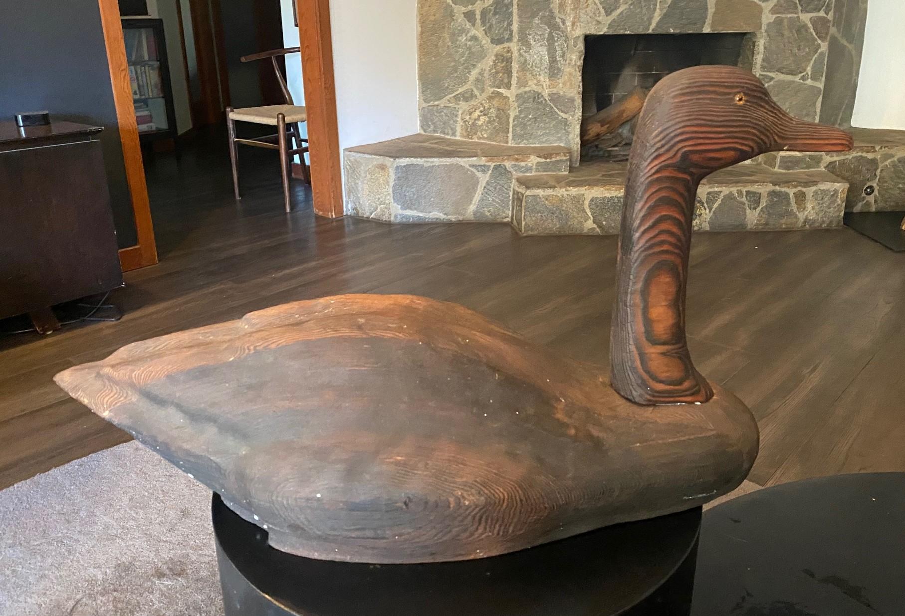 Una fantástica y excepcionalmente rara gran talla hecha a mano de la compañía Herters (Herter's)    Escultura señuelo de cisne negro que presenta una hermosa pátina natural de grano de madera propia de la edad. Esta pieza tiene una maravillosa forma